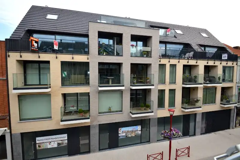 Casco handelsruimtes mét parking in het centrum van Ronse foto {{pictureIndex}}