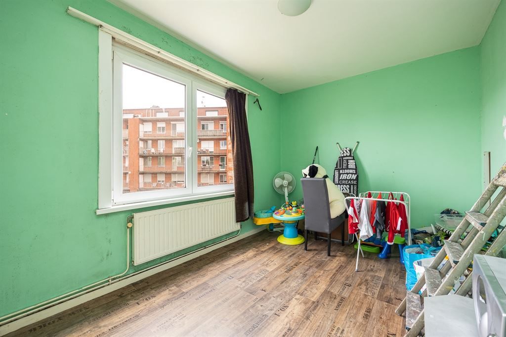 Ruim op te frissen appartement met 3 slaapkamers foto 10