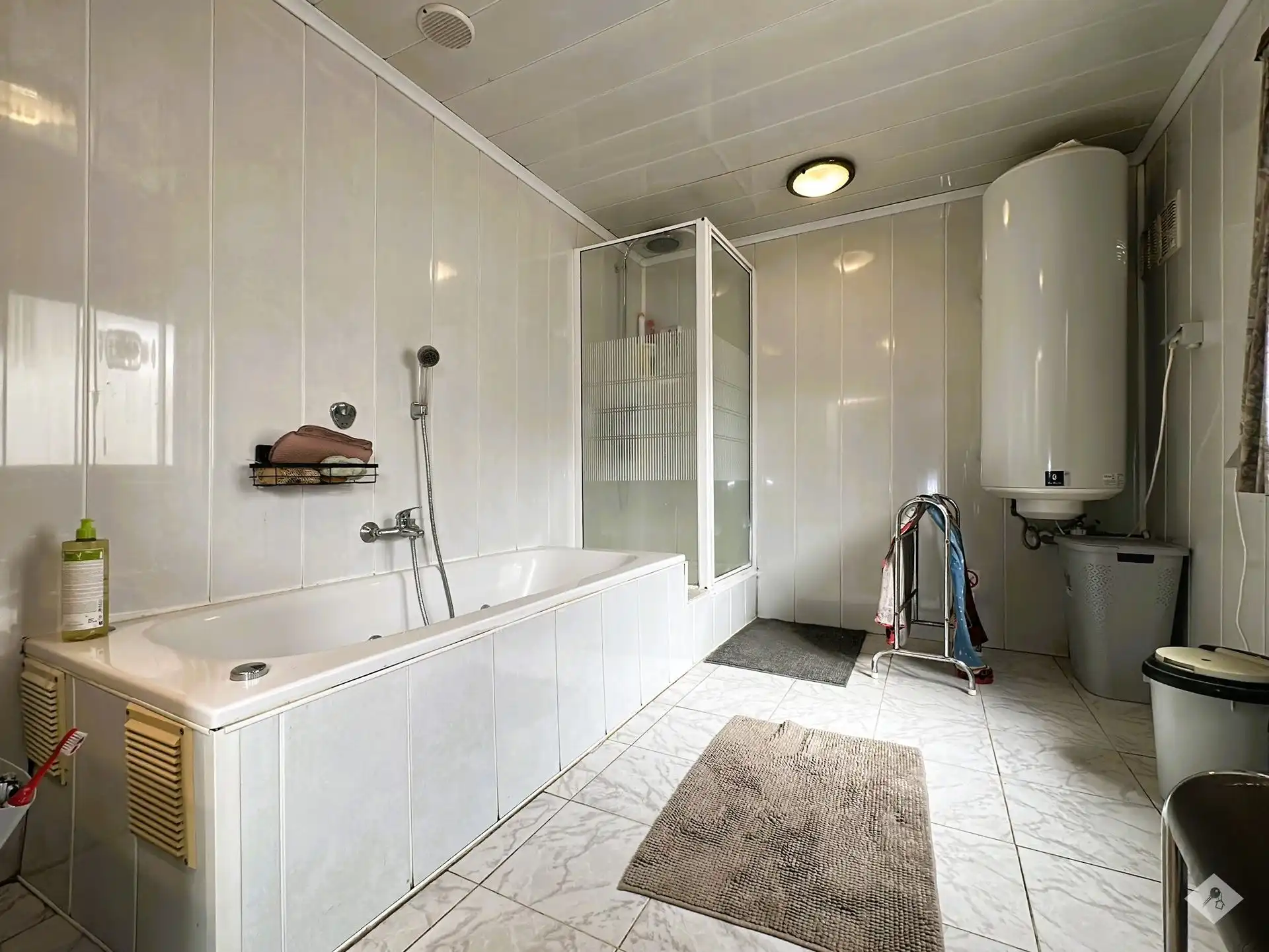 Ruime woning met drie slaapkamers, garage en grote tuin foto 5