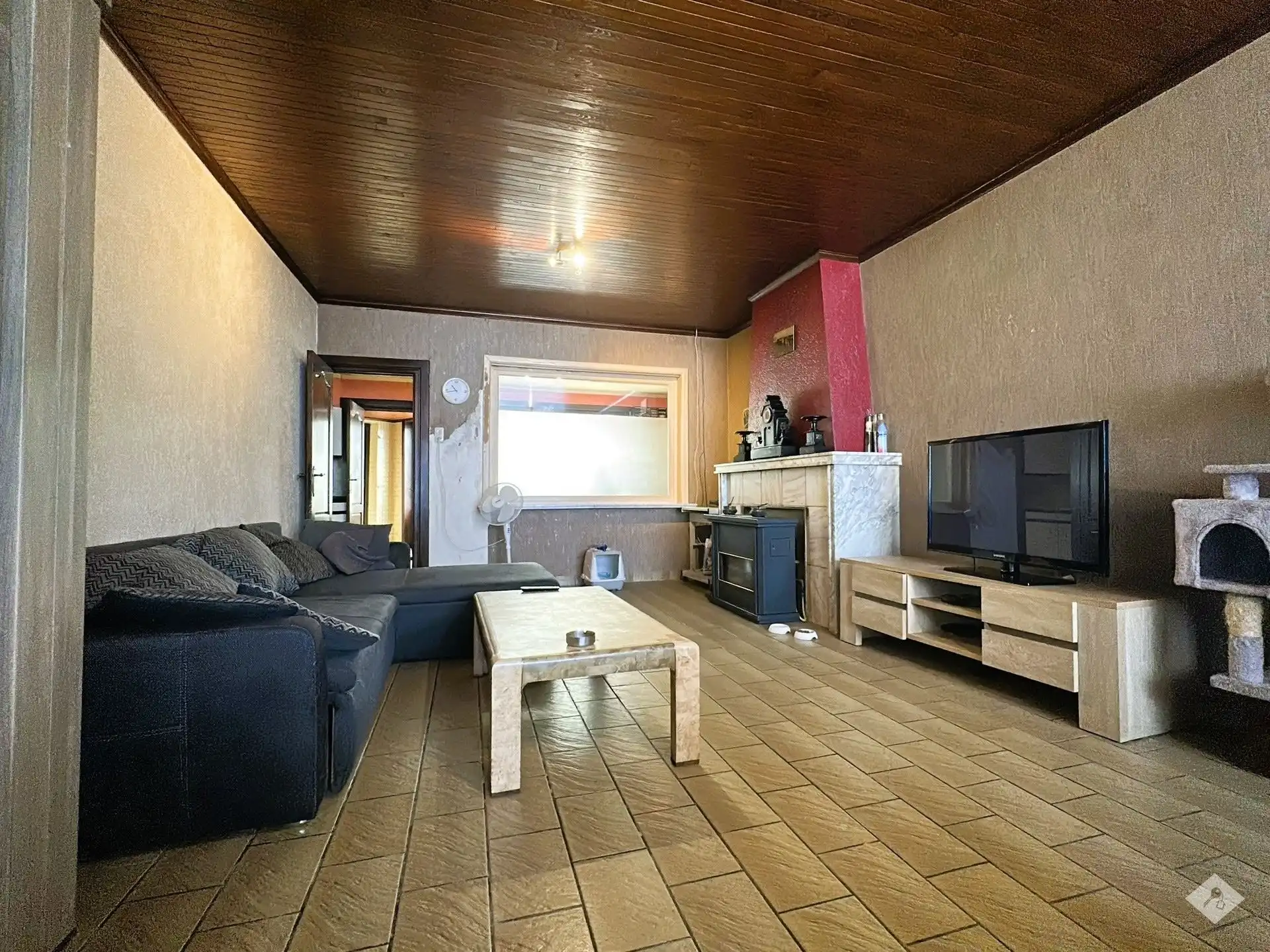 Ruime woning met drie slaapkamers, garage en grote tuin foto 5