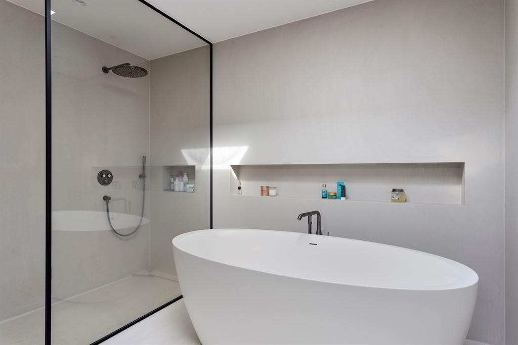 Hypermoderne villa op een echte toplocatie foto 24