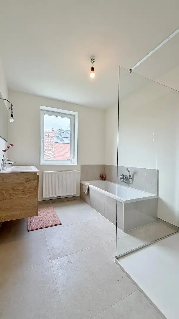 Energiezuinige instapklare woning met garage en tuin, rustig en heel centraal gelegen ( 6% BTW )  foto 26