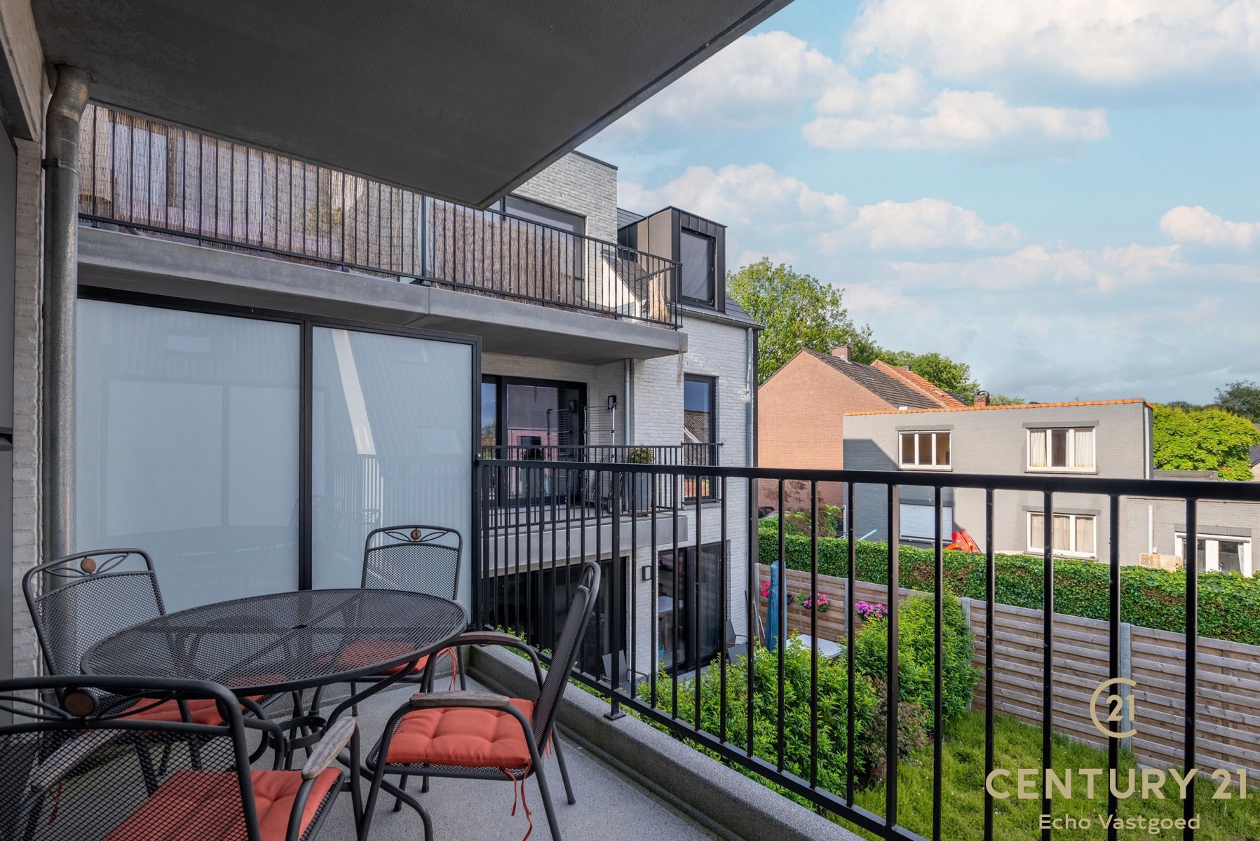 Hedendaags instapklaar appartement met terras én parking foto 3