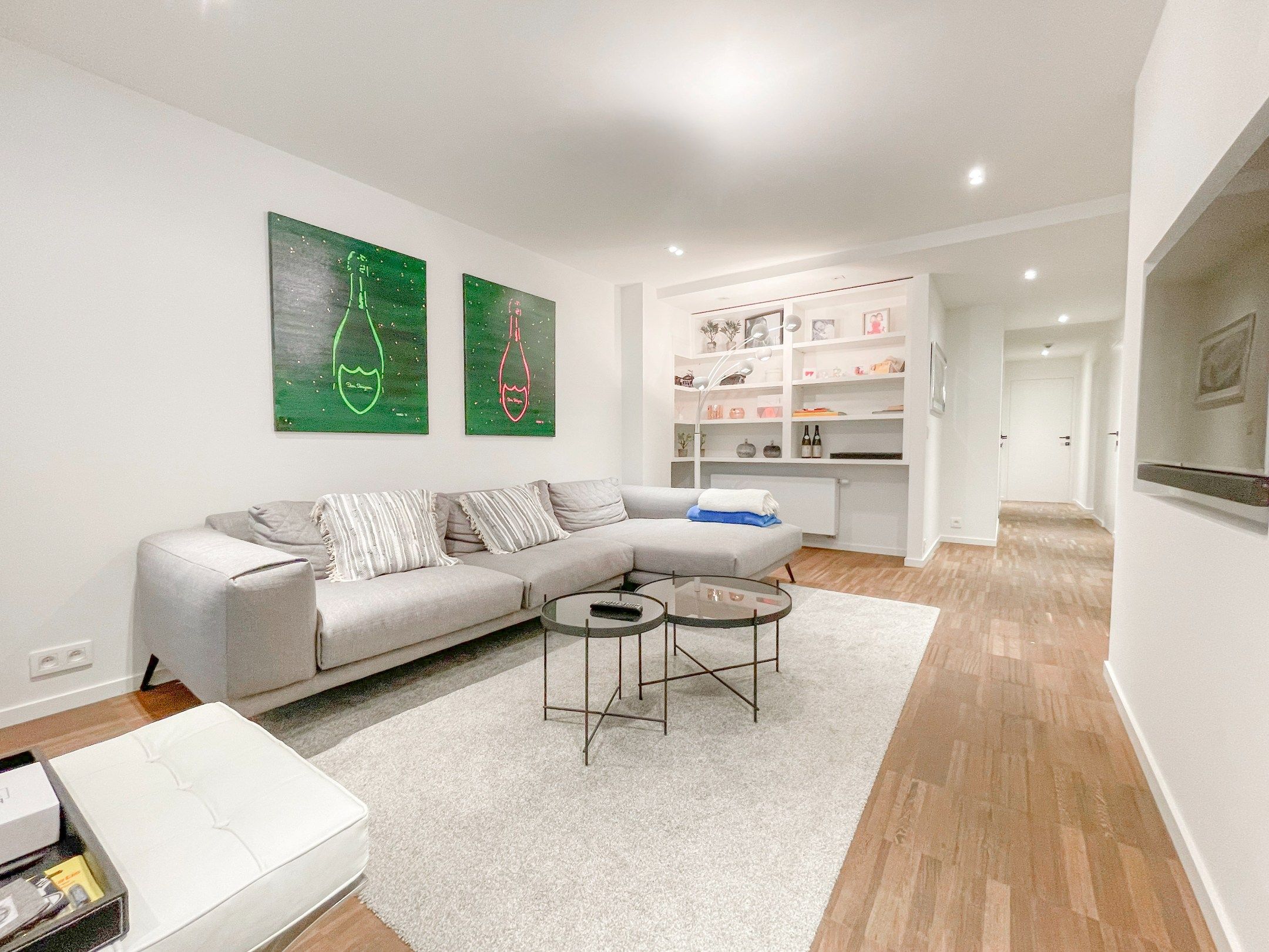 Stijlvol, instapklaar appartement met een ruim terras gelegen aan het Lichttorenplein op enkele passen van de zee. foto 4