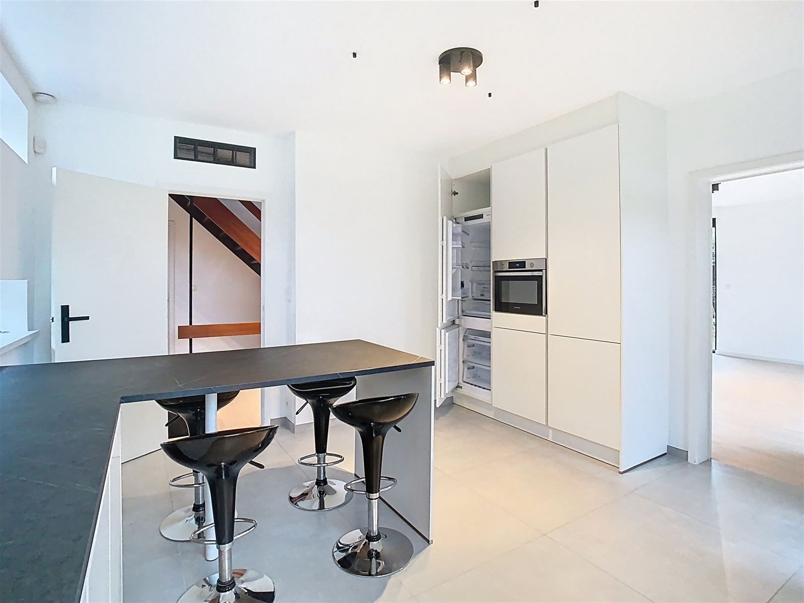 Villa in residentiële wijk met 4 slpks! foto 3