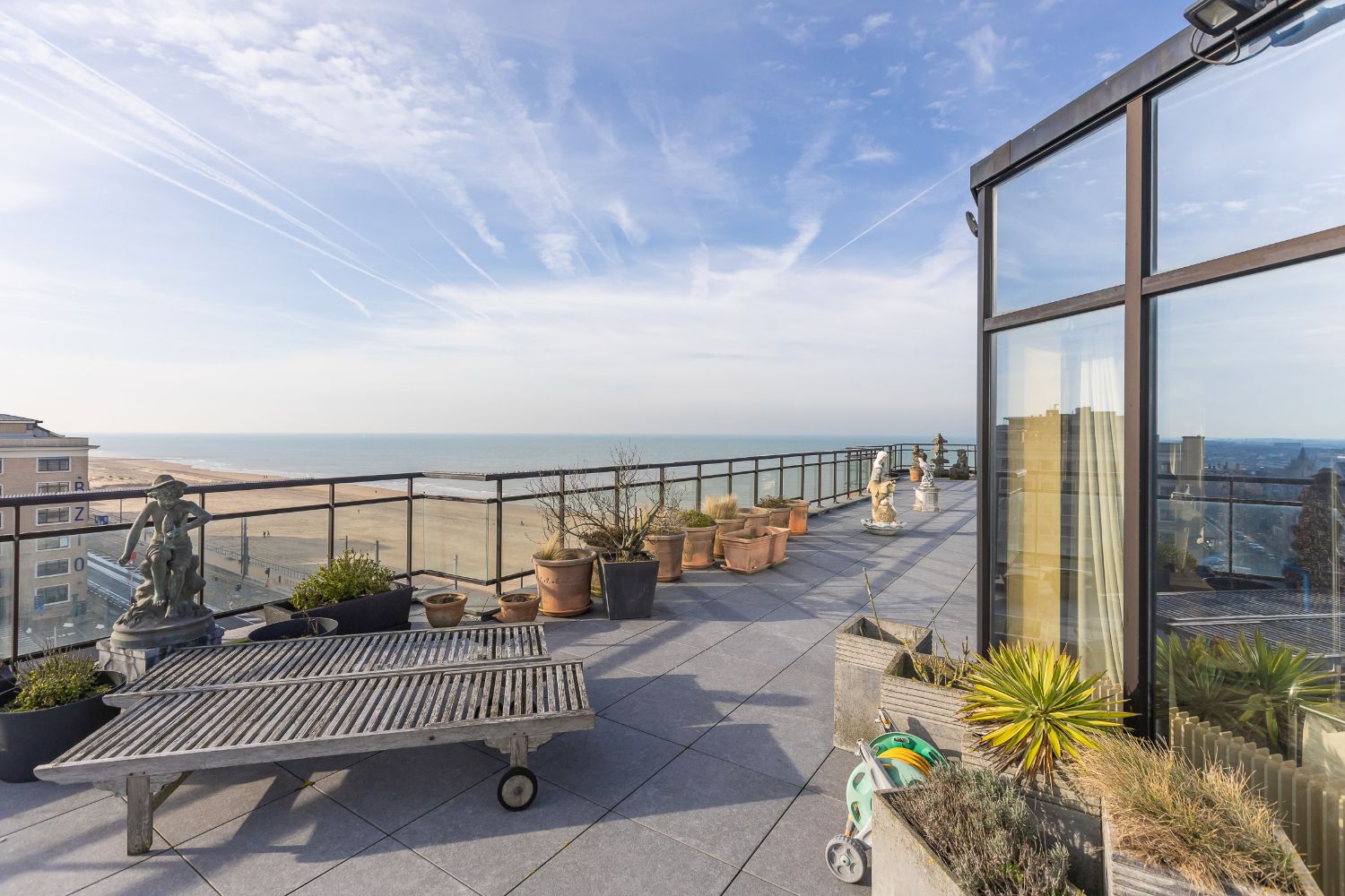 Ruime penthouse met fenomenaal open zicht op de zeedijk van Oostende foto 4