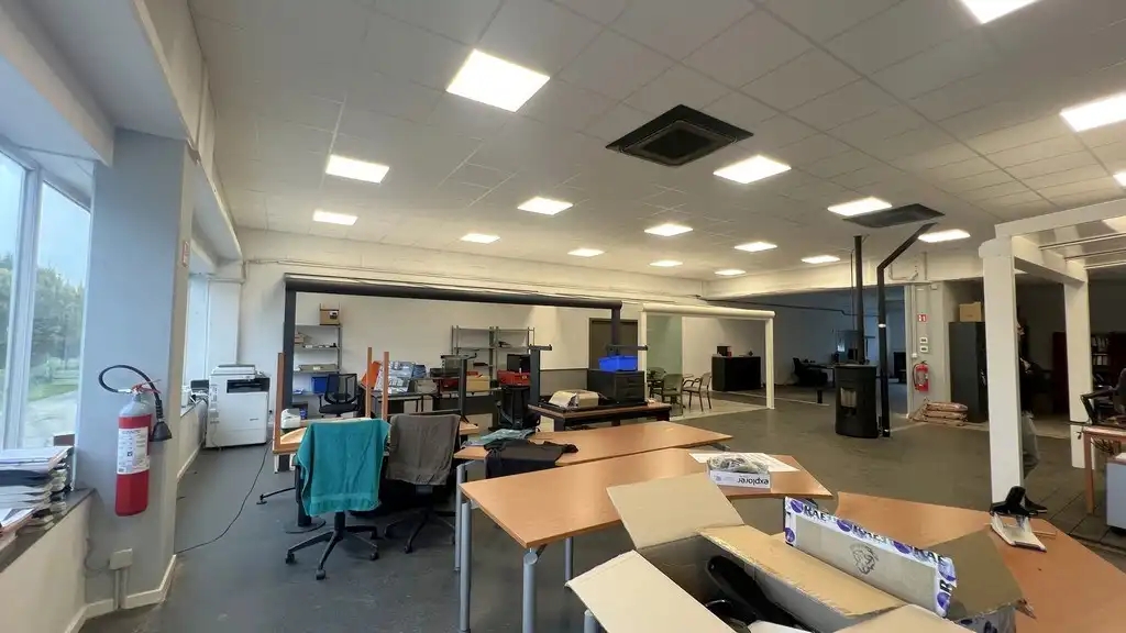 Magazijn met rolbrug en kantoren nabij N47 in Zele foto 13