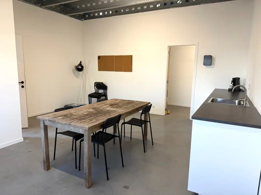 KMO Unit voorzien van kitchenette, sanitair & kantoorruimte met 2 parkeerplaatsen foto 8