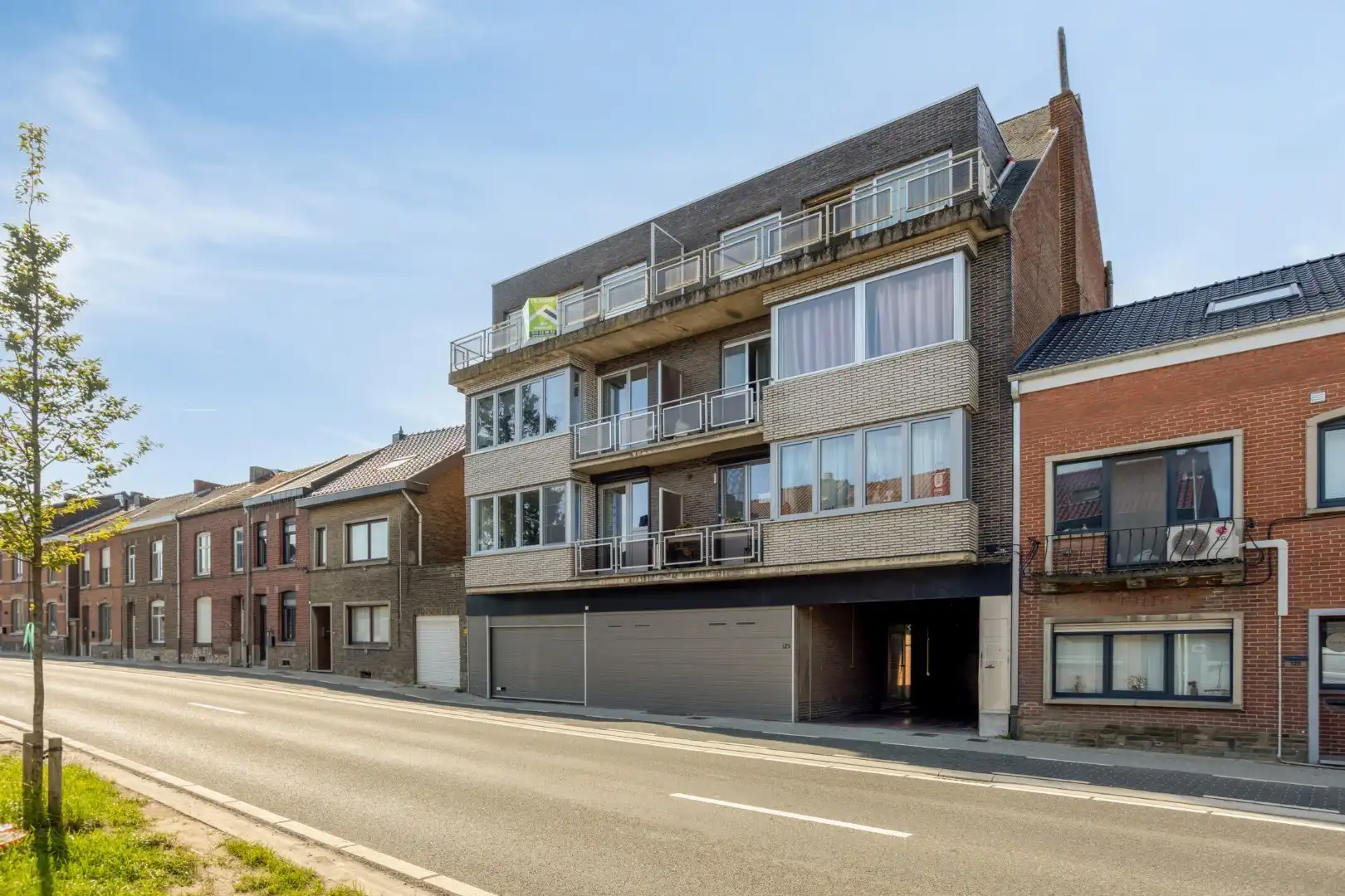 Ruim appartement met bovenliggende studio en garage foto 24