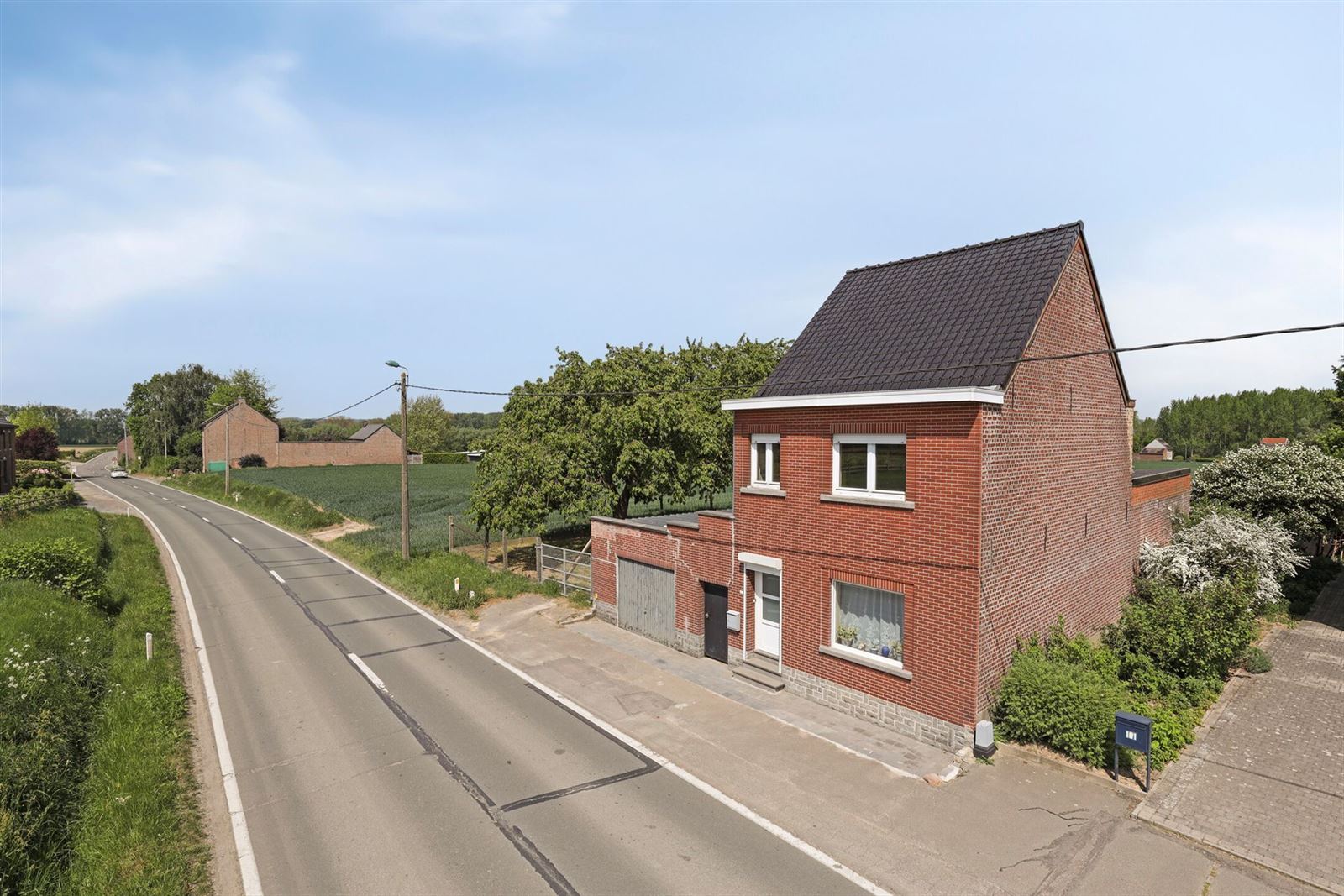 Verder te renoveren woning met grote tuin!  foto 17