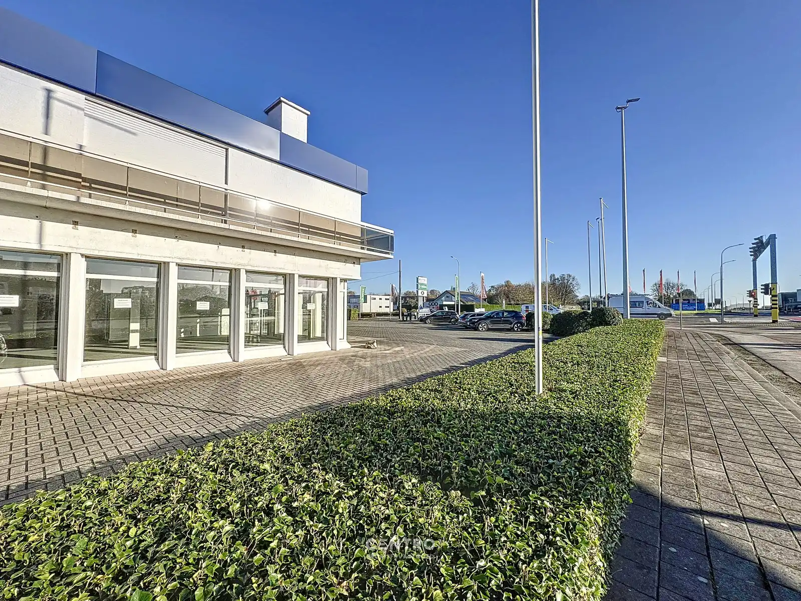 Schitterend gelegen KANTOOR/WINKELRUIMTE (AAA-locatie met TOP visibiliteit !) te Roeselare. foto 18