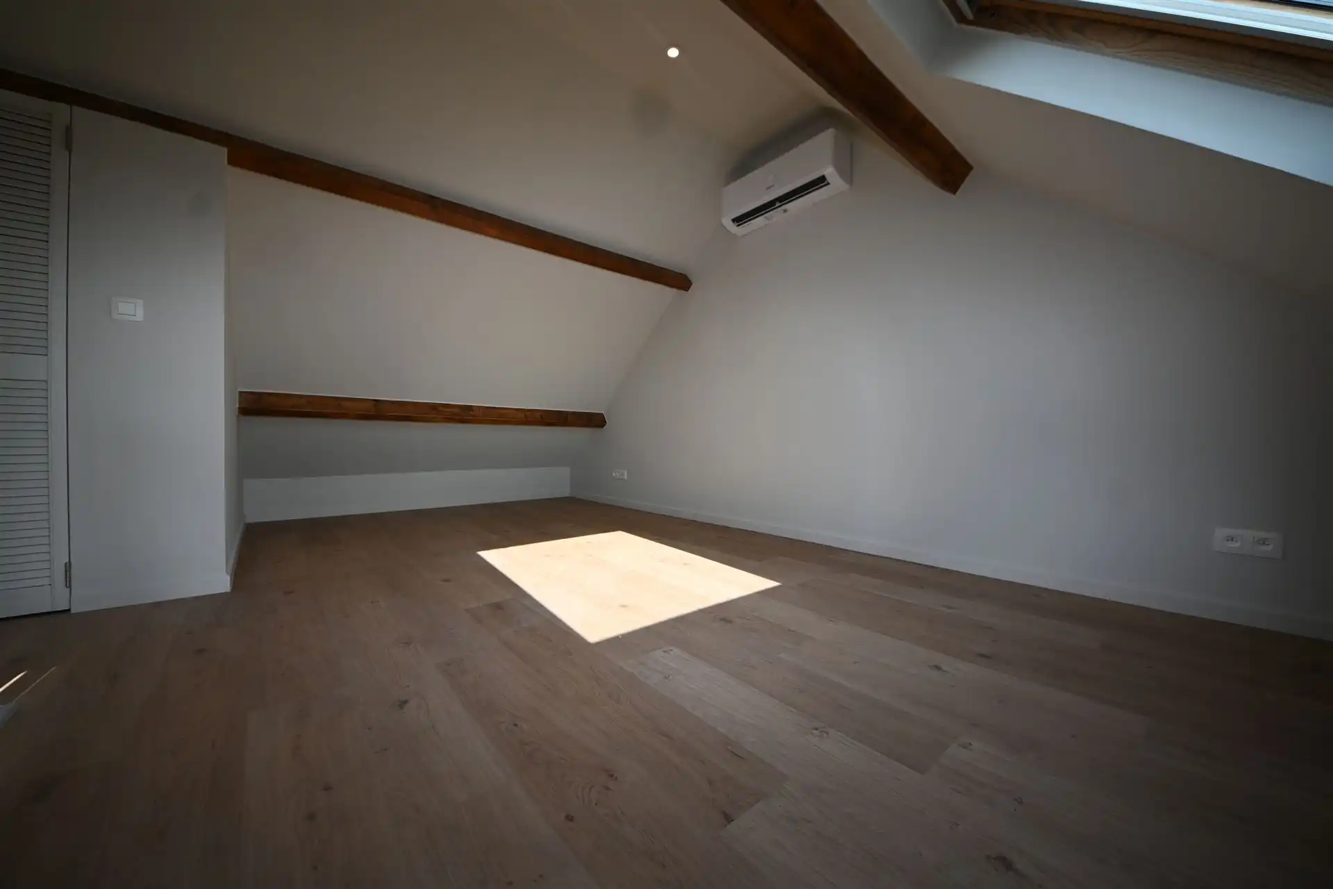 Gerenoveerd duplex appartement met 3 slaapkamers foto 9