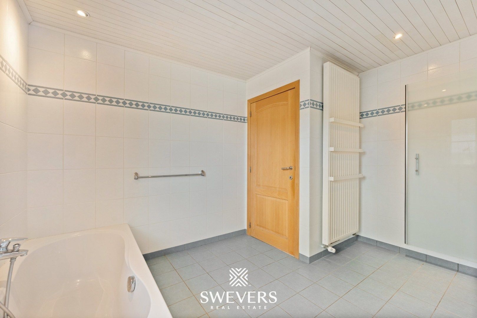 Ruime open bebouwing met nieuwe keuken en veranda foto 21