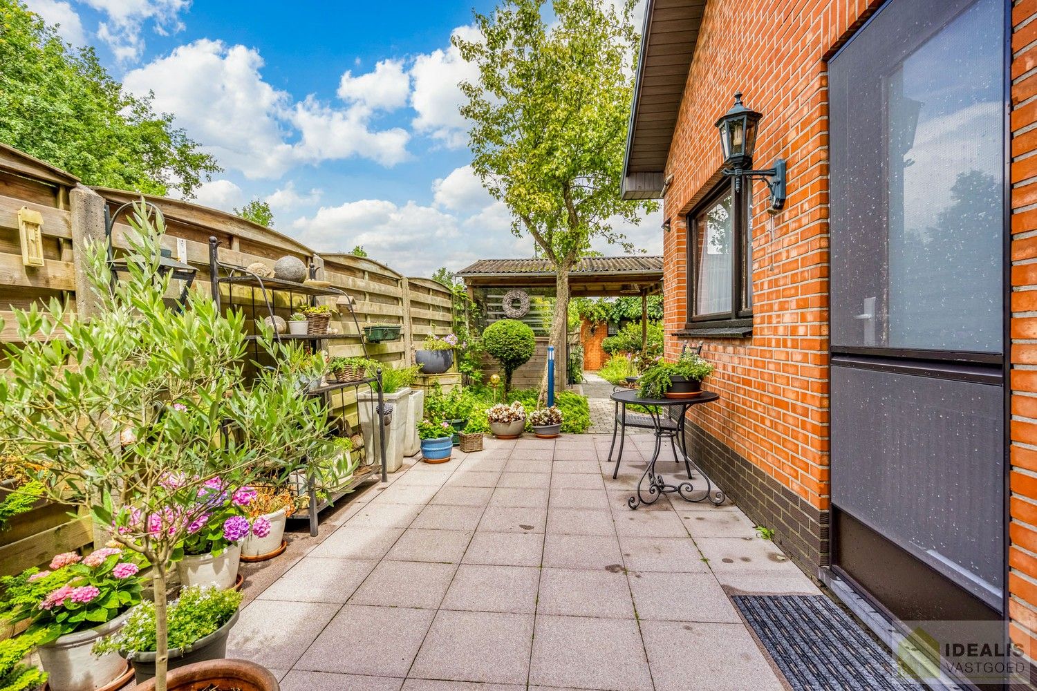 Aangename karakterwoning op fijne locatie te Pelt. Deze woning omvat maar liefst +-124m² netto bewoonbare oppervlakte op een perceel van 7a 36ca met een ruime woonkamer, 3 slaapkamers, badkamer, wasplaats en eventueel af te werken zolder vlakbij de dorpskern van Pelt! Uiterst geschikt voor kandidaten op zoek naar een betaalbare doch instapklare woning. foto 31