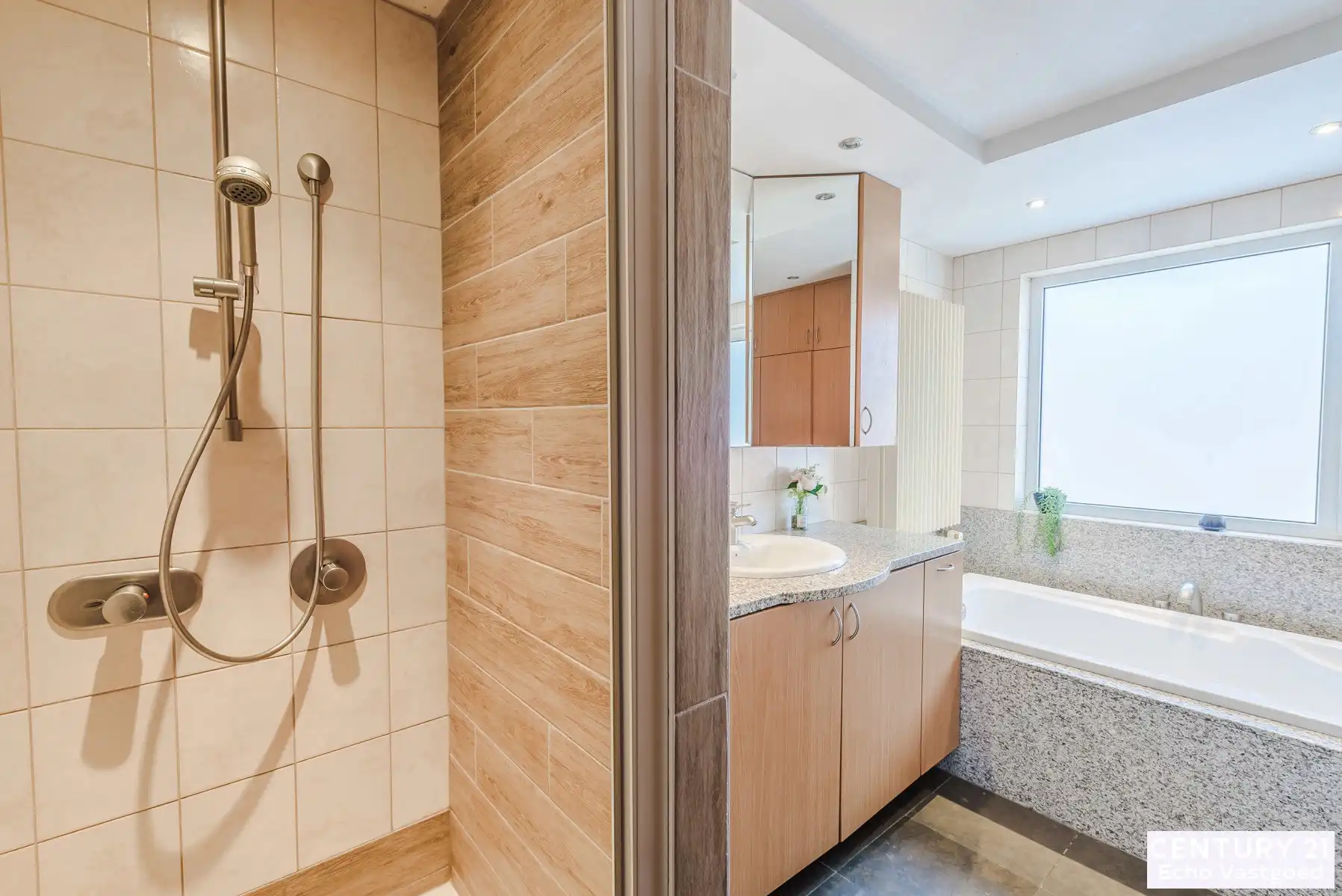 Ruime, gerenoveerde woning met 4 slpk en stadstuin foto 43