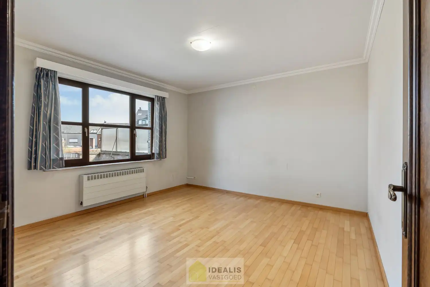 IDEALIS VASTGOED – RUIM APPARTEMENT MET TERRAS VAN CA.35M² EN PRIVATIEVE GARAGE IN HARTJE LOMMEL! Dit ruime appartement met een netto bewoonbare oppervlakte van ca.101m² bevindt zich op de 1e verdieping. Het appartement is vlot bereikbaar via de trappenzaal. Een naar eigen smaak op te frissen, goed ingedeeld en lichtrijk appartement met 2 slaapkamers, ruim terras en privatieve garage met sectionale poort! Zeker het bezoeken waard!! foto 12