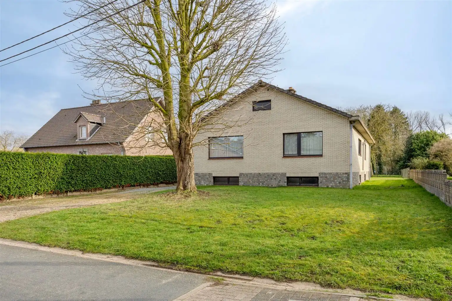 Hoofdfoto van de publicatie: Vrijstaande woning op een uitzonderlijk perceel van 29a95ca met 4 slaapkamers en inpandige garage, gelegen op een rustige toplocatie nabij het centrum van Maaseik.