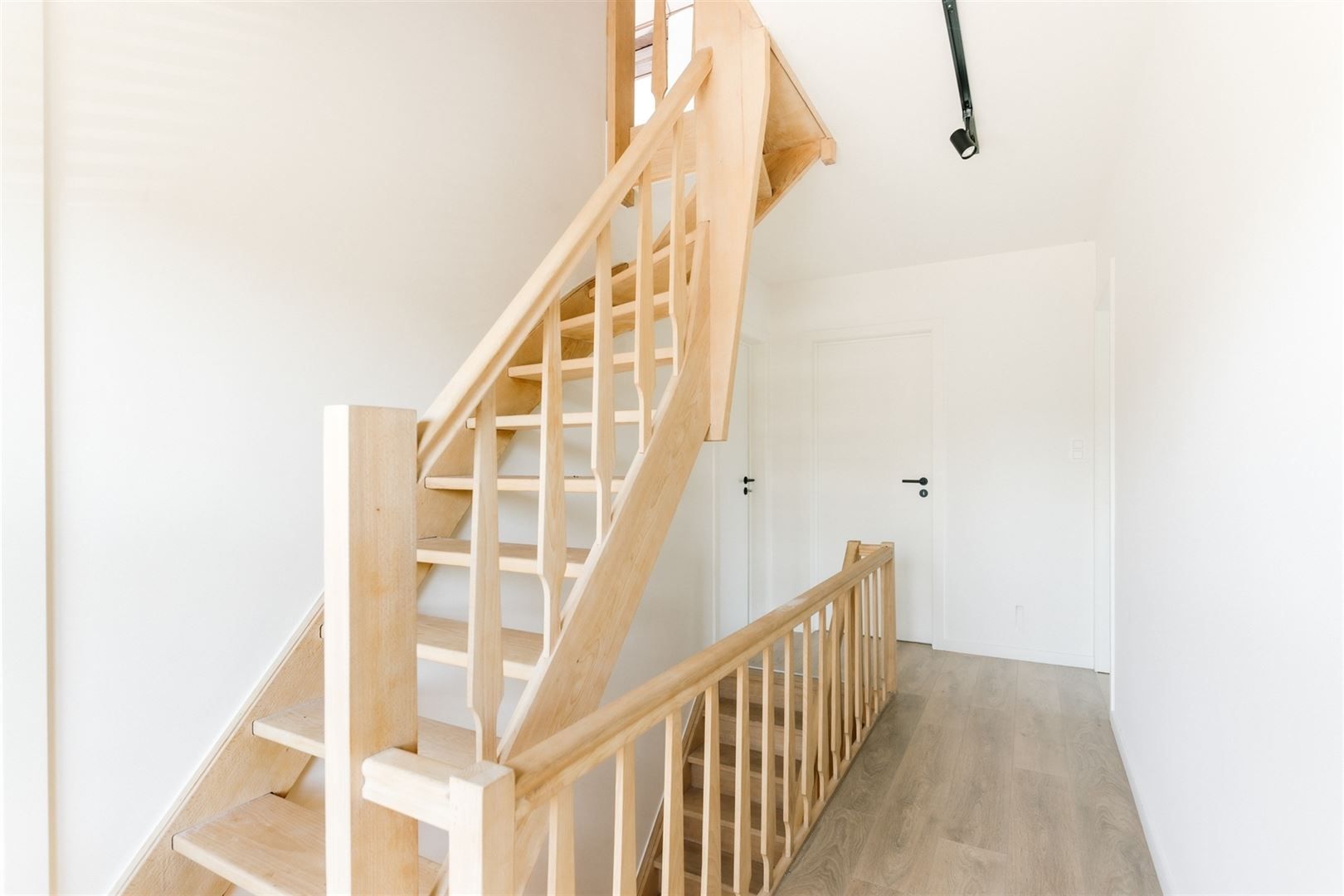 Stijlvol gerenoveerde woning in alle rust met plaats voor elk plan foto 23