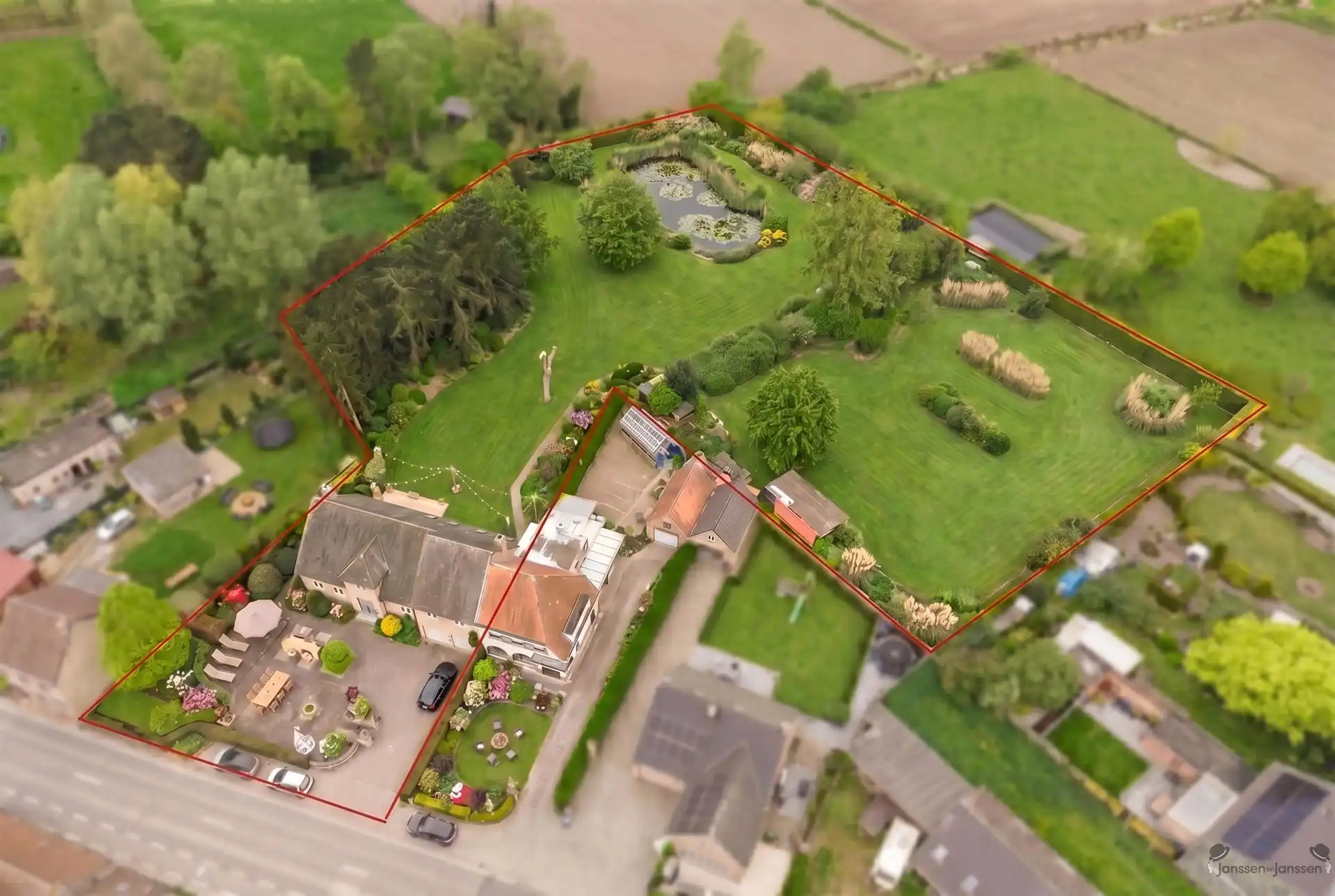 Karaktervolle woning met prachtig zicht op eigen natuurdomein foto 2