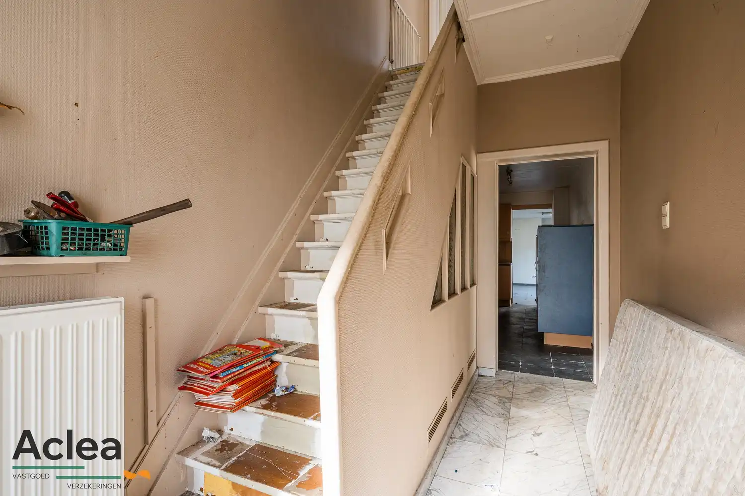 Te renoveren woning met grote magazijnruimte en veel potentieel foto 9