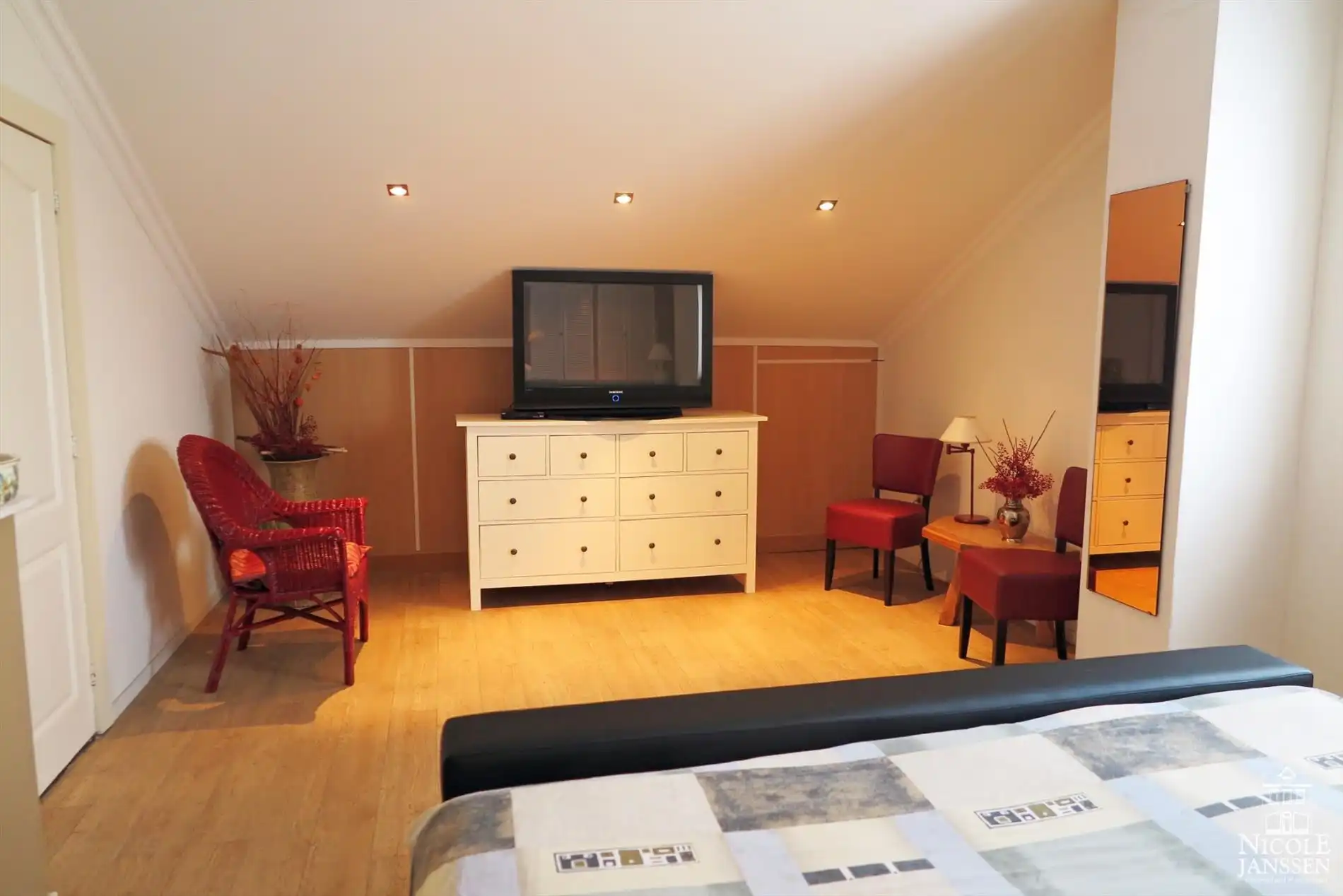 Praktisch split-level huis met mooi aangelegde tuin, zwembad en inpandige garage foto 20