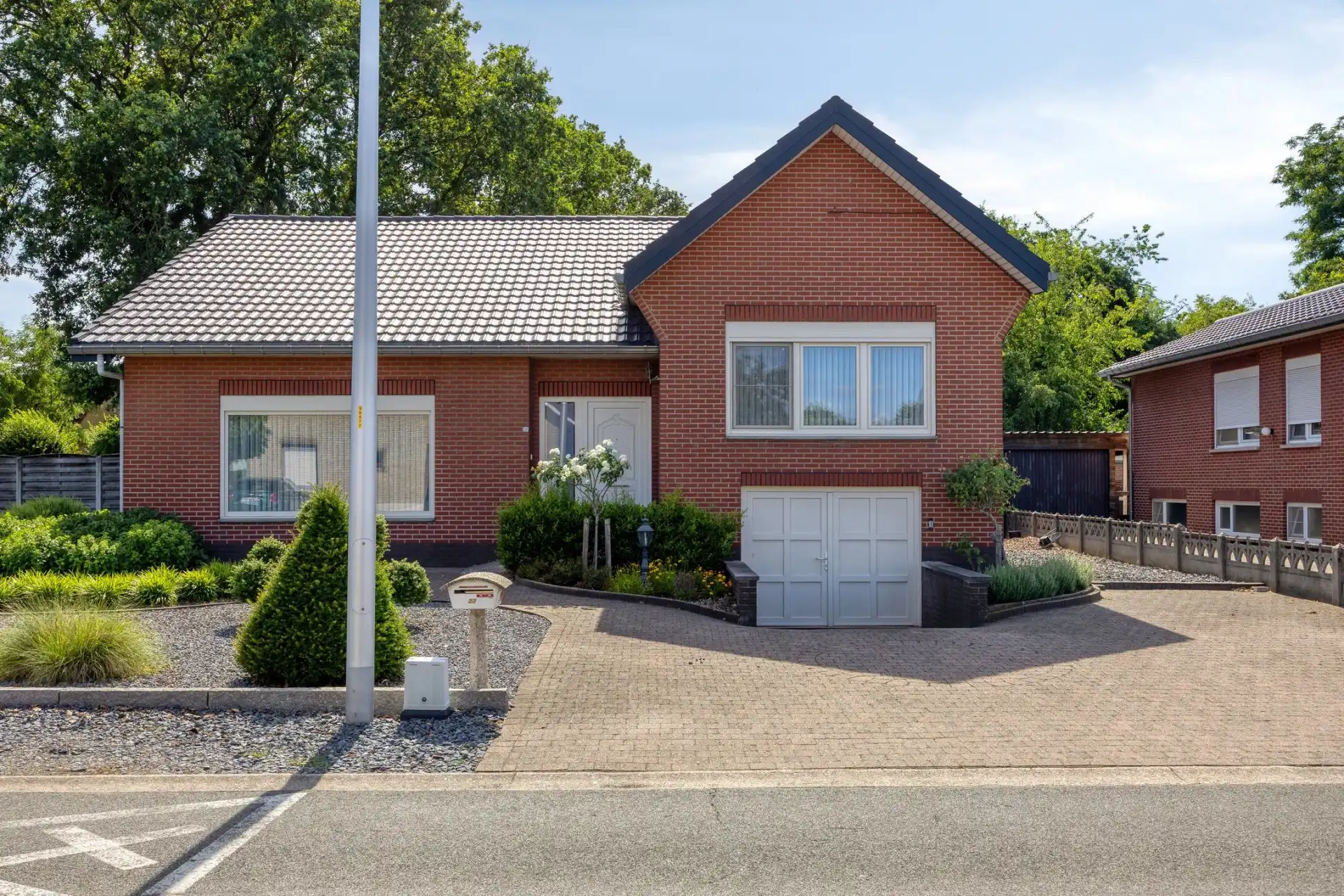 Hoofdfoto van de publicatie: LICHTRIJKE SPLIT-LEVEL WONING MET 3 SLK'S OP HOEKPERCEEL VAN 8A13CA IN NEEROETEREN
