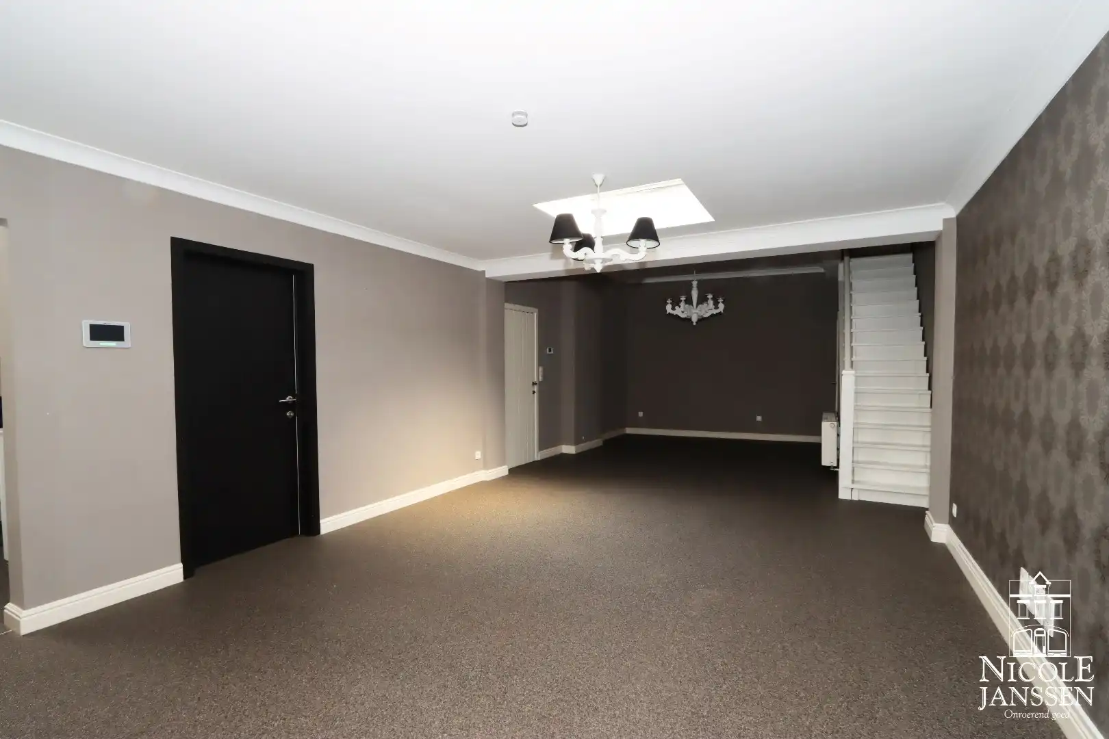 Toffe instapklare en ruim ingedeelde woning met leuk tuintje en carport foto 5