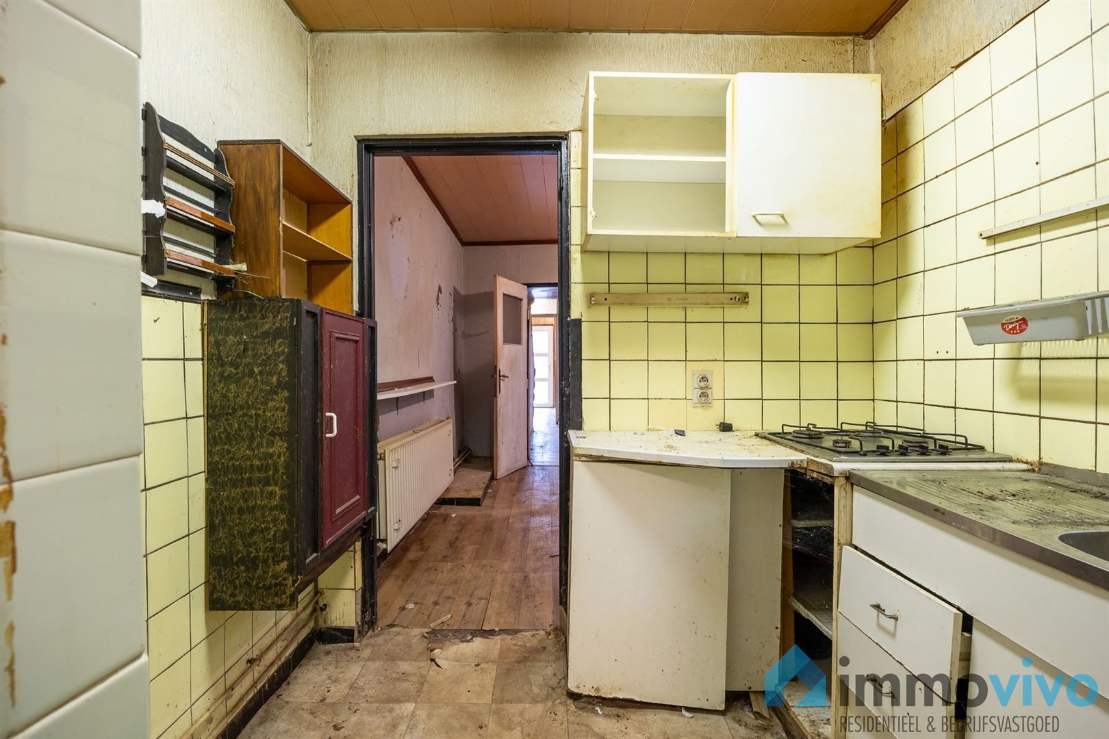 Ruime te renoveren gezinswoning met 4 slpk's en tuin foto 8