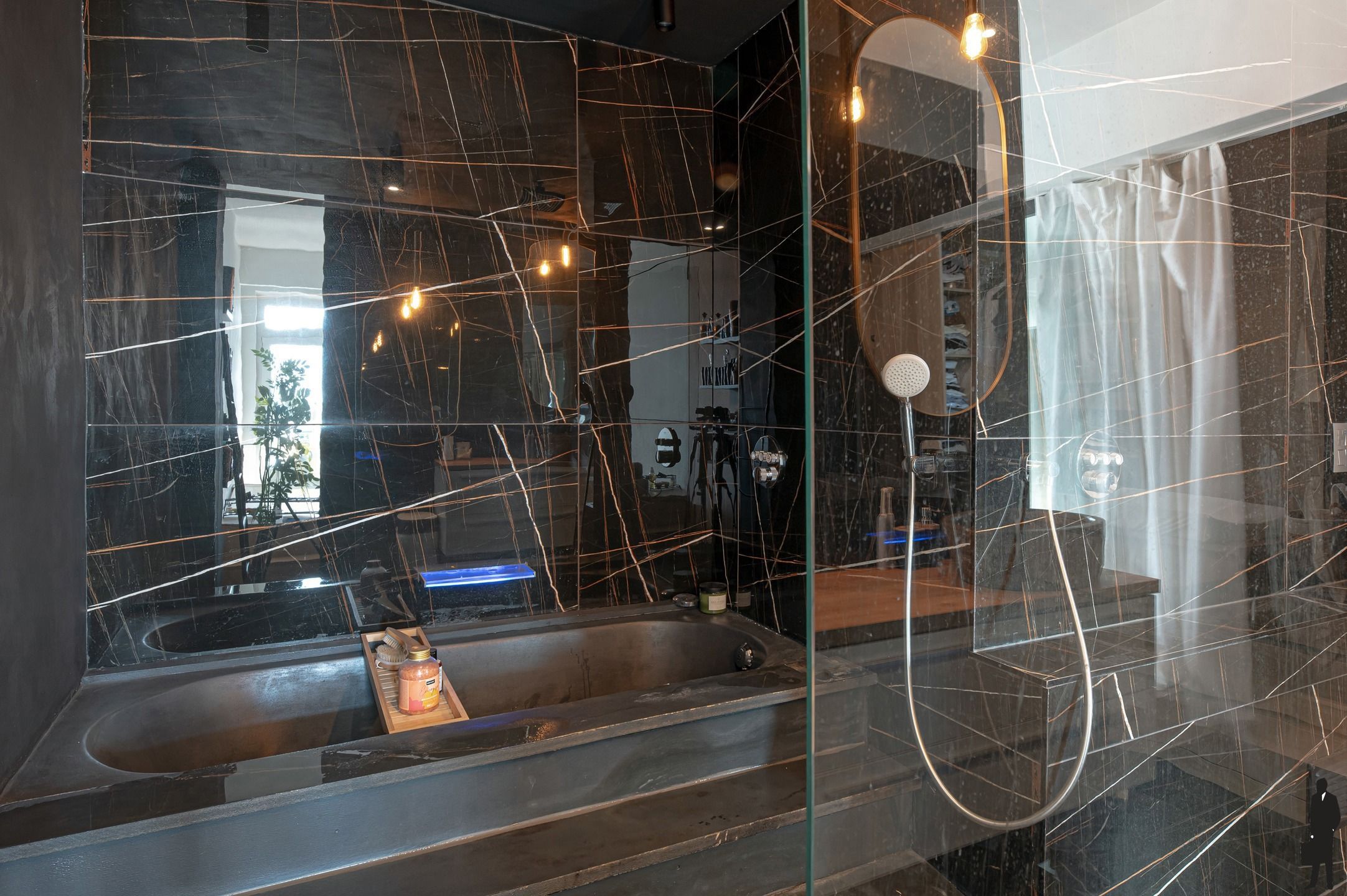 Gerenoveerd 2 slaapkamer appartement met loft-feeling, panoramisch uitzicht en vlakbij de stad!  foto 11