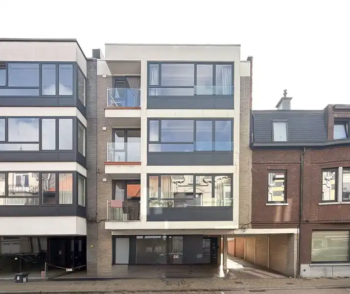 Ruim en lichtrijk appartement met twee terrassen foto {{pictureIndex}}