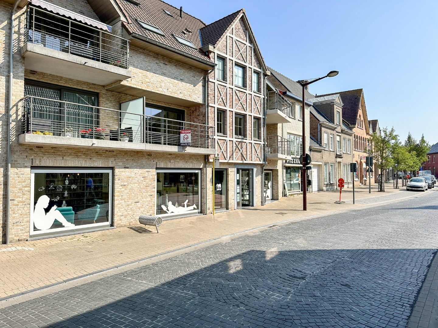 Instapklaar energiezuinig appartement hartje Eernegem, met zonnig terras en garage, topligging. foto 18