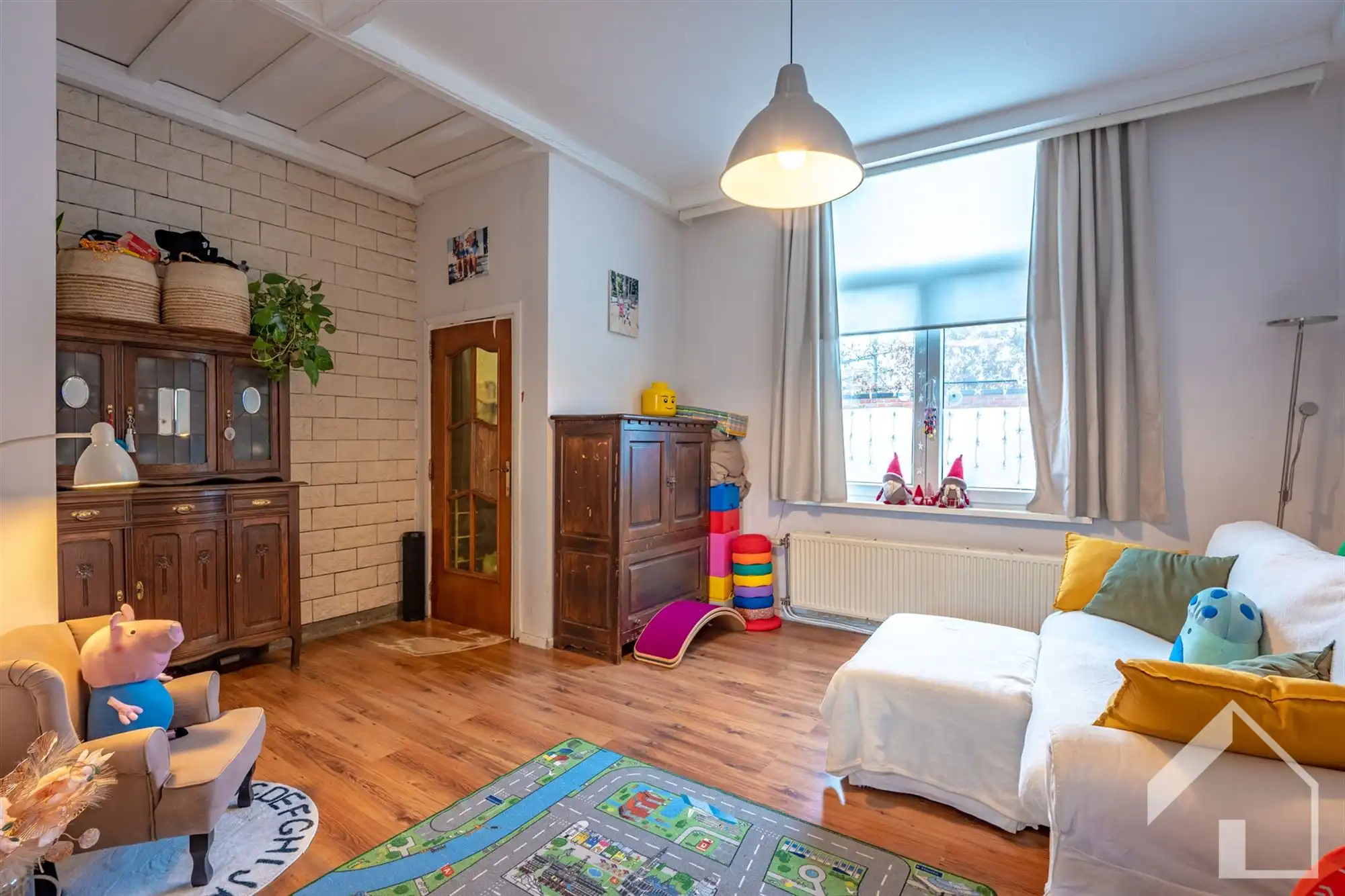 Ruime woning met 4 slaapkamers in rustige straat foto 3