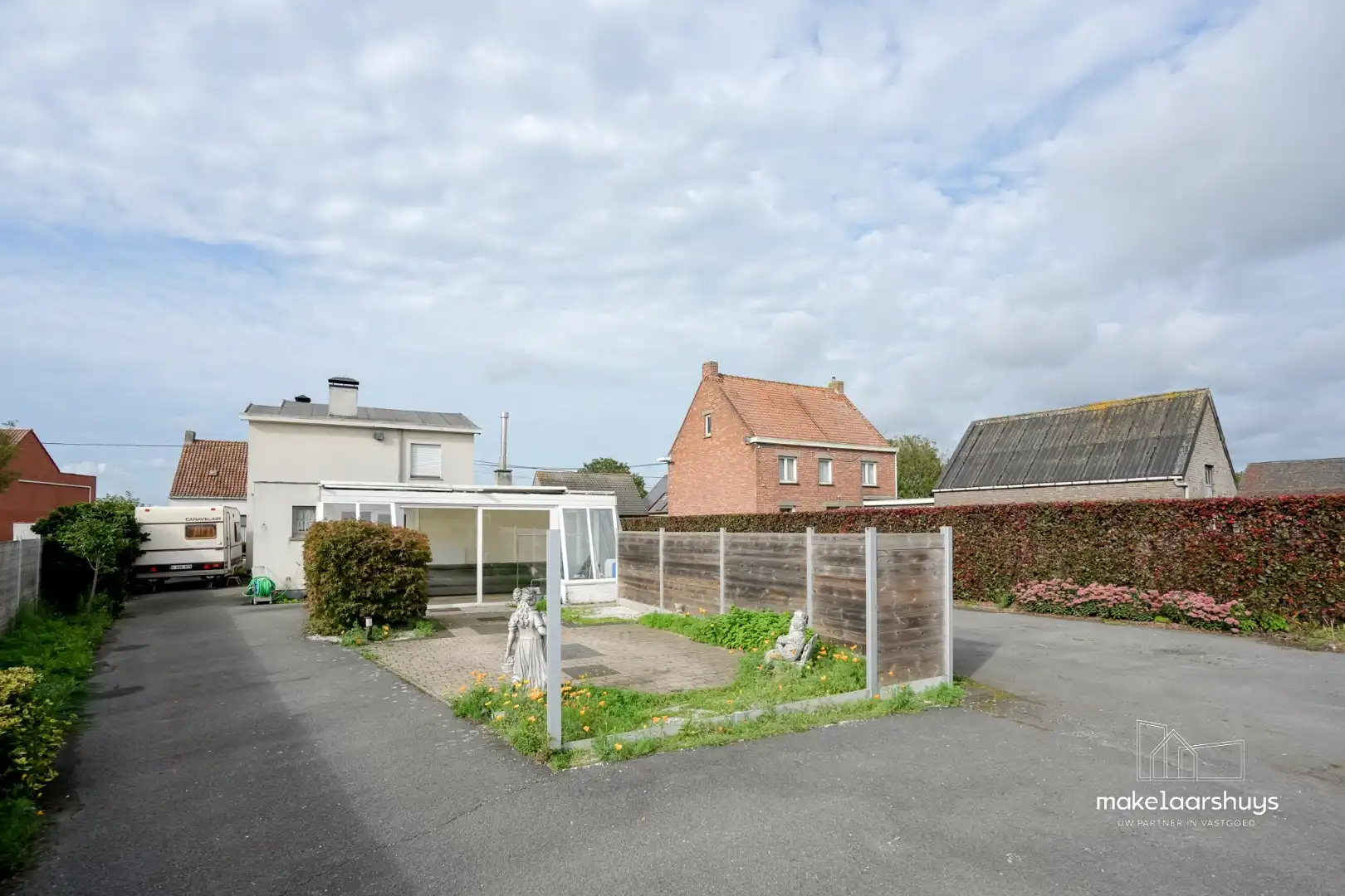 Ruime open bebouwing  met 3 slaapkamers,  bijgebouwen en parkeerplaatsen foto 16