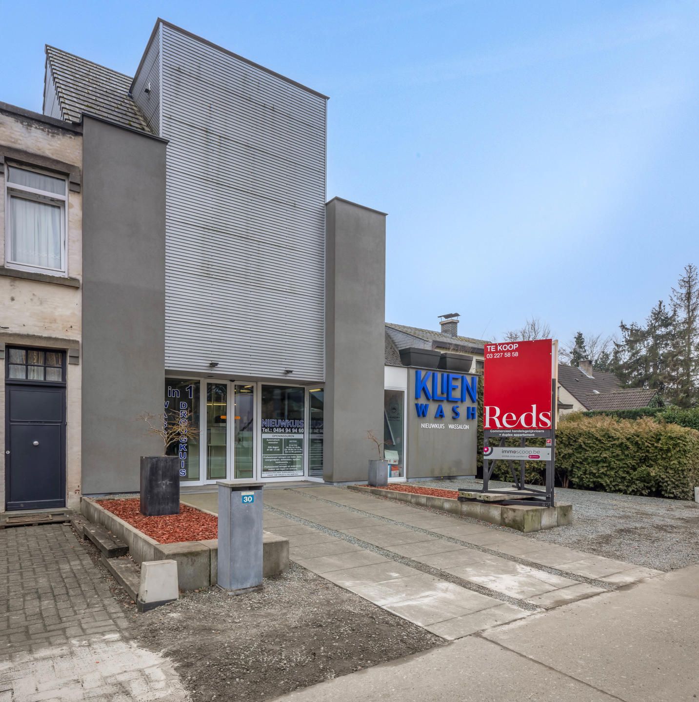Modern gebouw met handelsgelijksvloers + duplex 1slpk app. foto {{pictureIndex}}