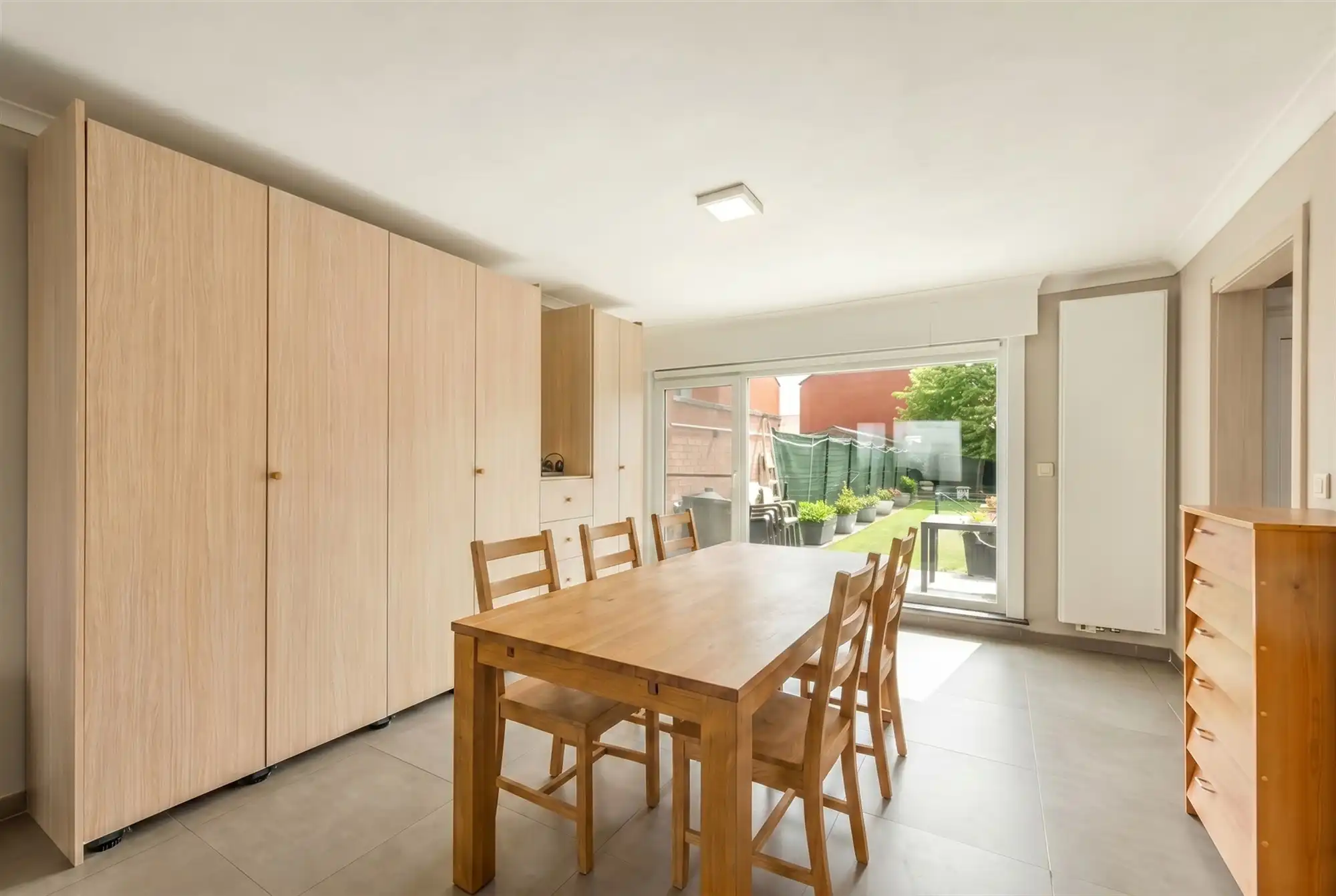 Halfopen woning met 4 slaapkamers, garage en zongerichte tuin foto 7