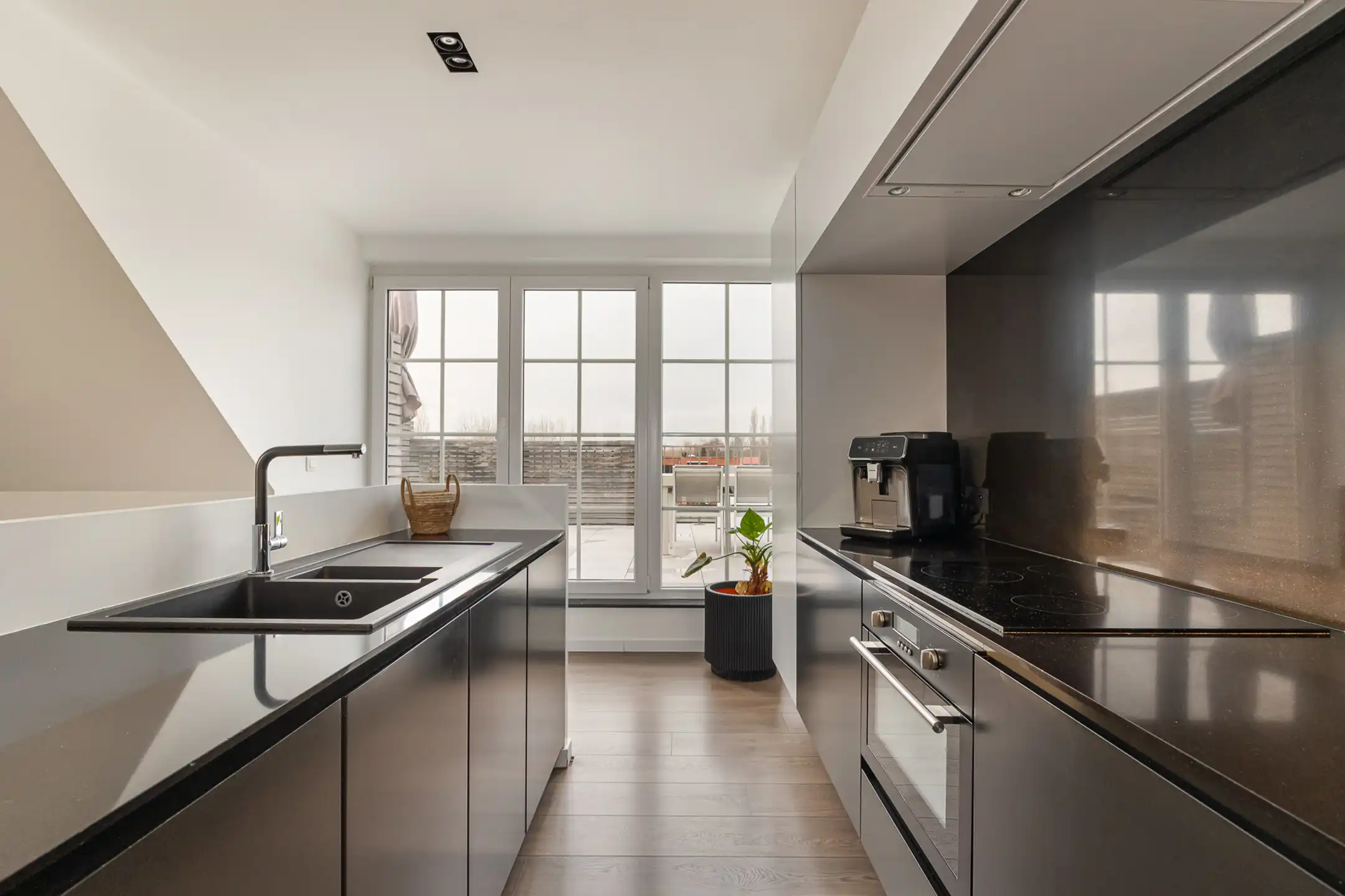 Knap dakappartement met fantastisch terras + garagebox foto 11