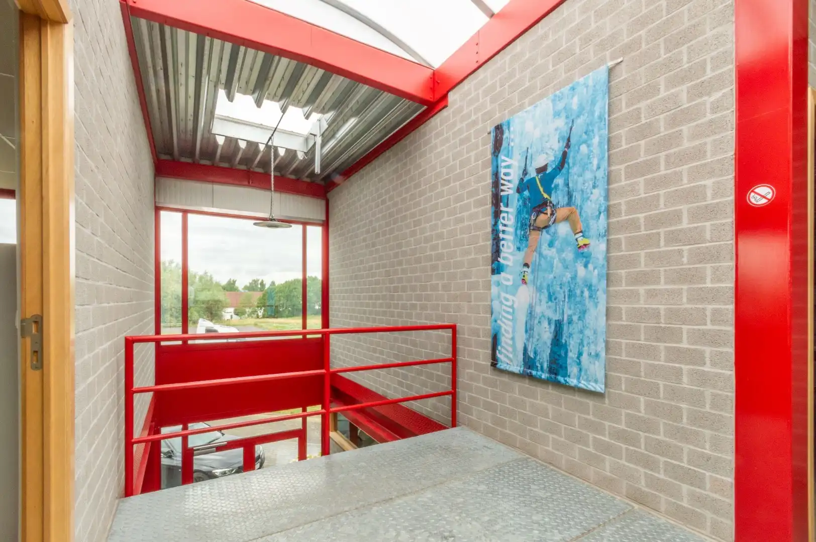 RUIM & COMM TOP GELEGEN INDUSTRIEEL GEBOUW ! foto 16