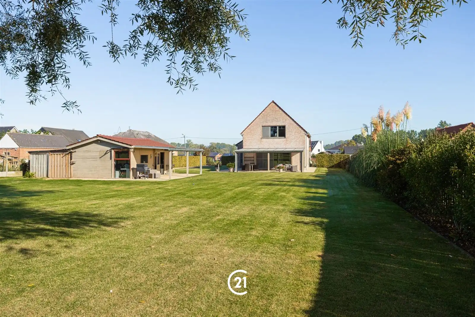 Prachtige, ruime villa (2013) met tuin en weide op +/- 72are foto 3