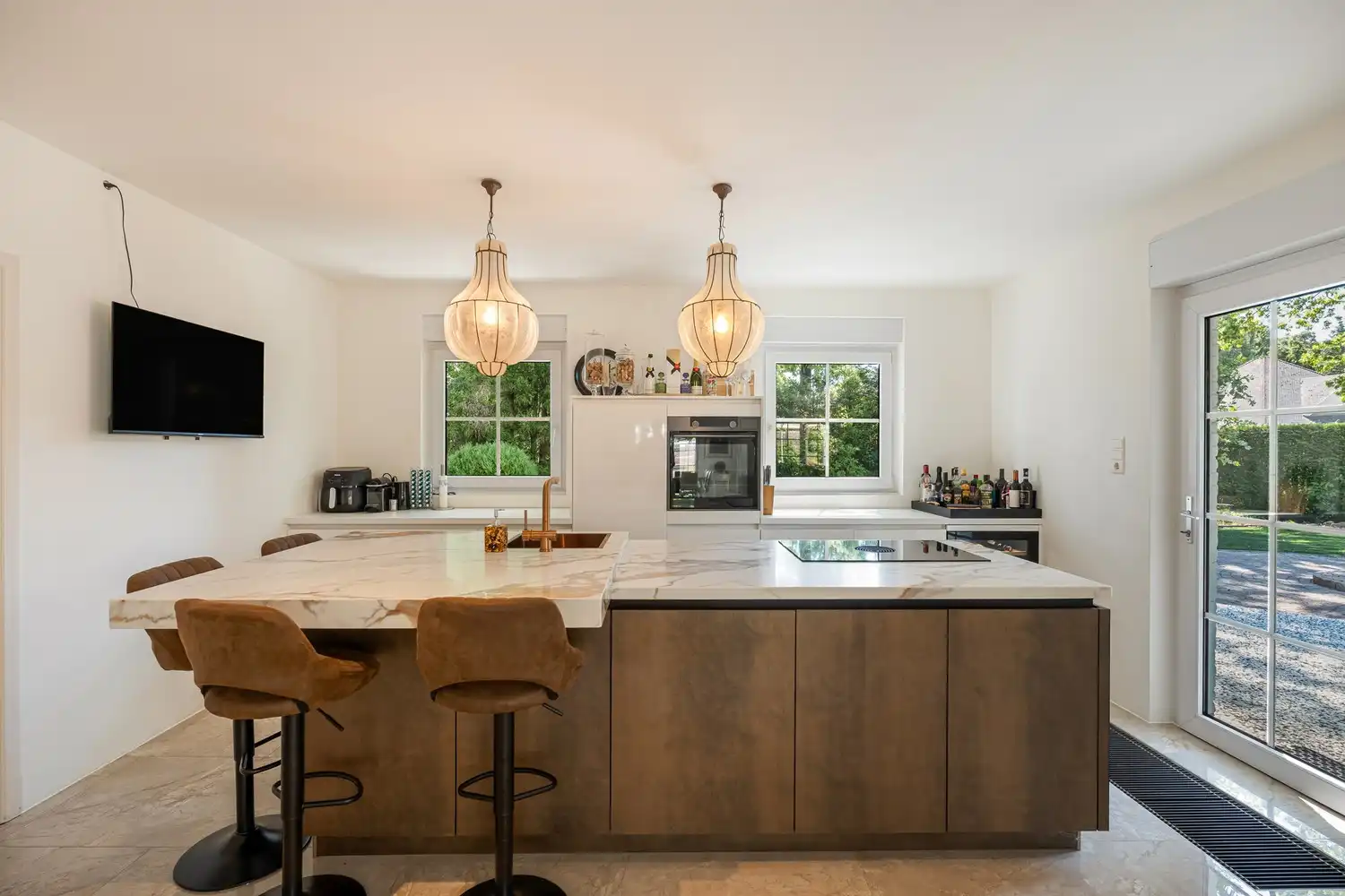 Exclusieve villa met royale leefruimtes op een unieke locatie foto 7