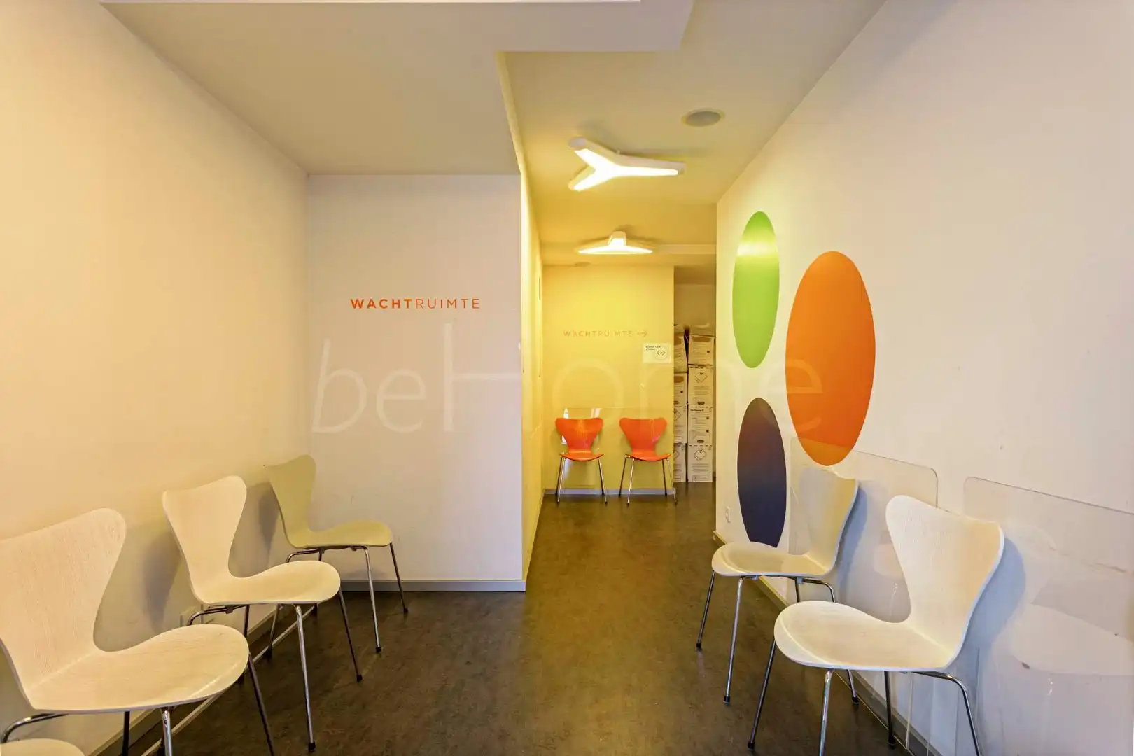 Exclusieve praktijkruimte met drie consultatieruimtes in het centrum van Merchtem foto {{pictureIndex}}