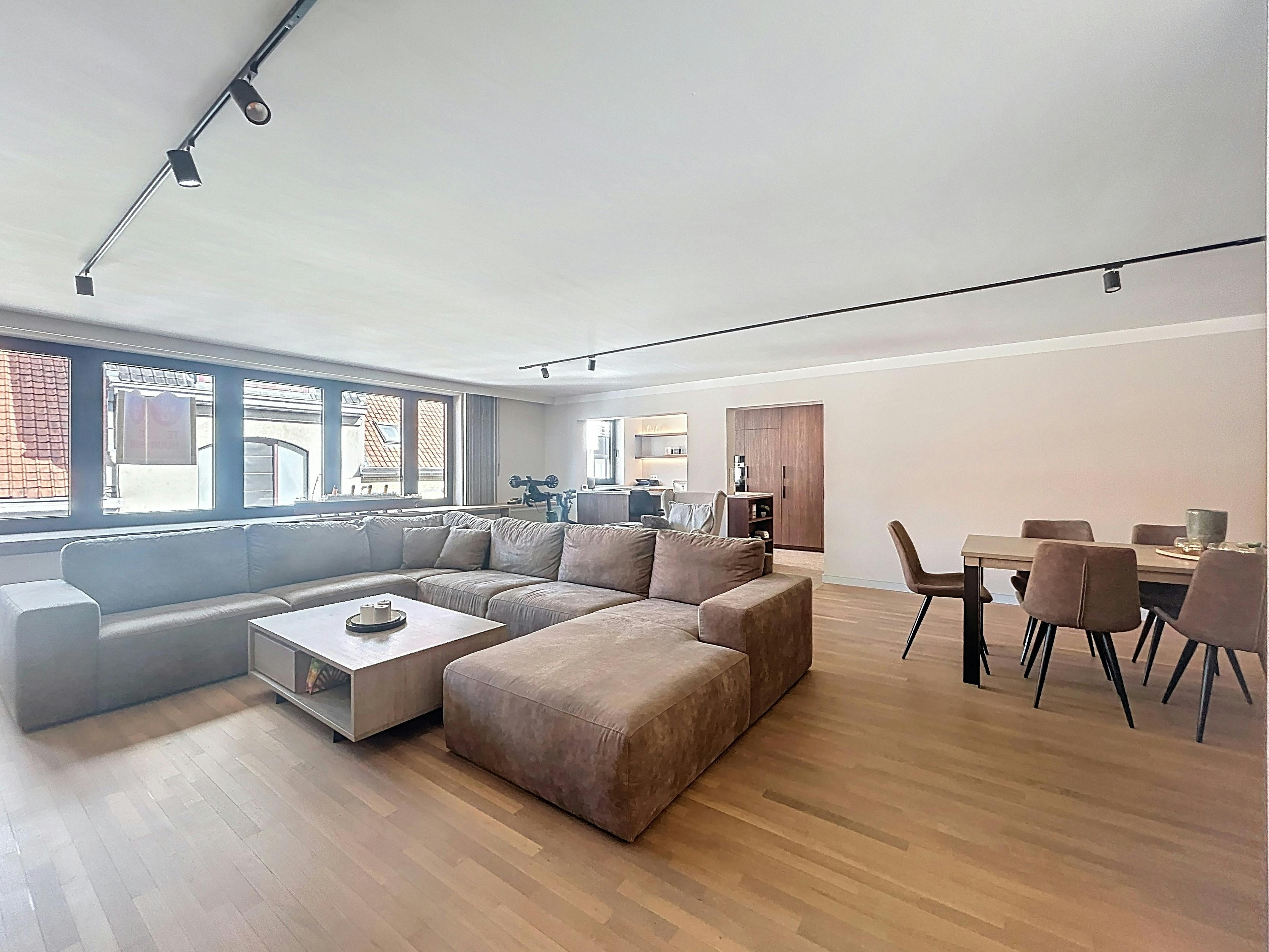 Bijzonder ruim appartement te huur centrum Waregem foto {{pictureIndex}}