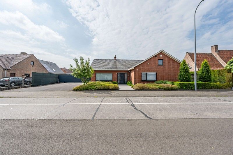 Verrassend ruime alleenstaande gelijkvloerse woning met 4 slpks en 2 grote magazijnen TE KOOP in OOSTROZEBEKE! foto {{pictureIndex}}