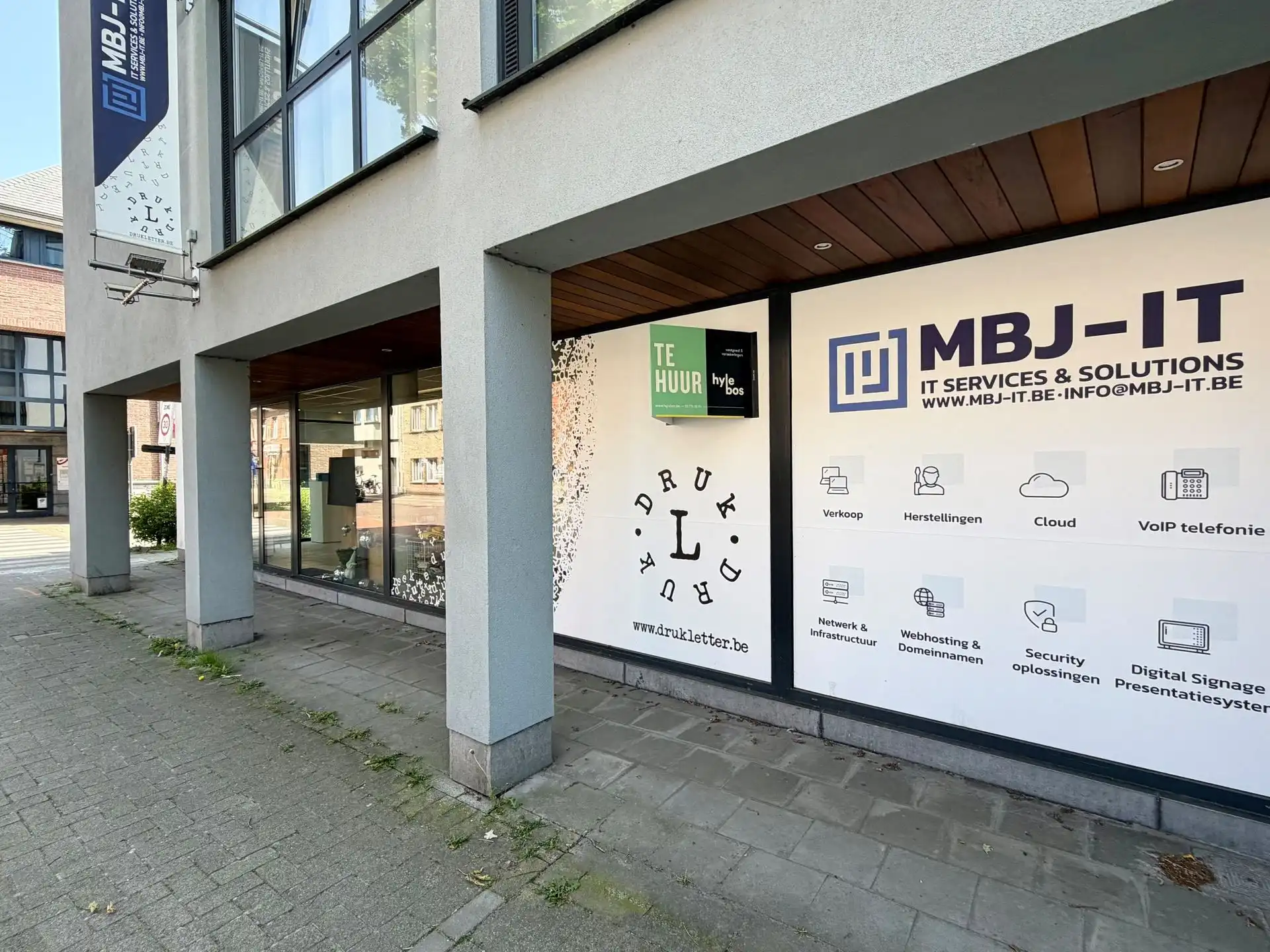 Winkelruimte in commercieel centrum van Belsele foto {{pictureIndex}}