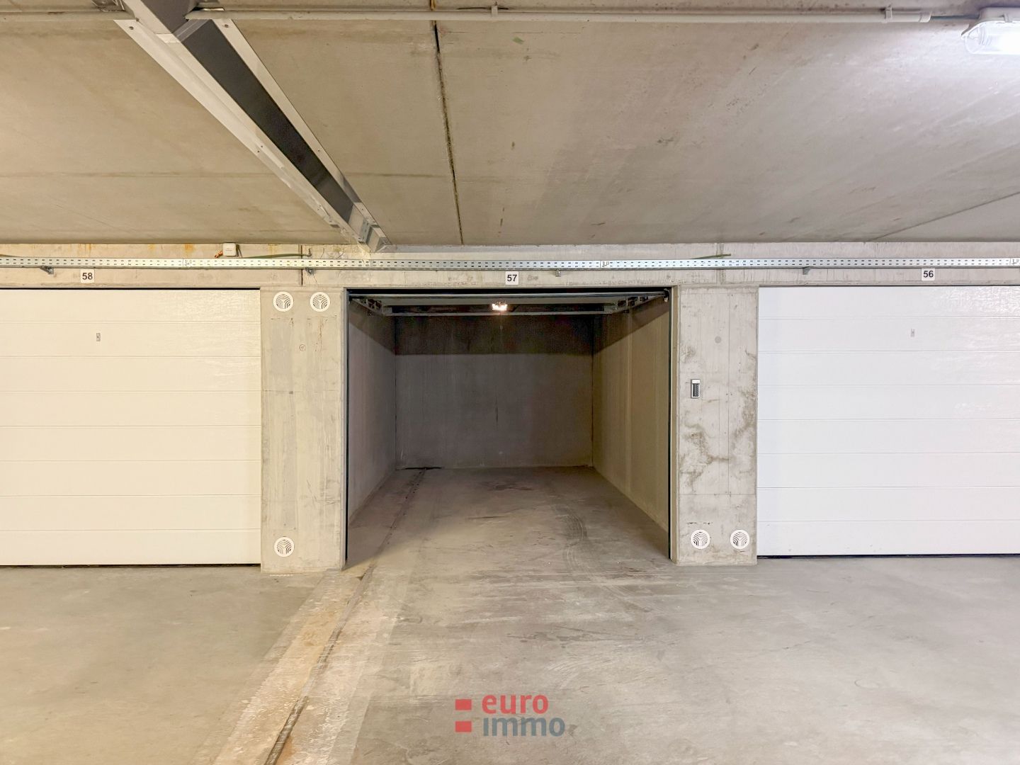 Vlot inrijdbare garagebox te koop op centrale locatie nabij de havengeul foto 3
