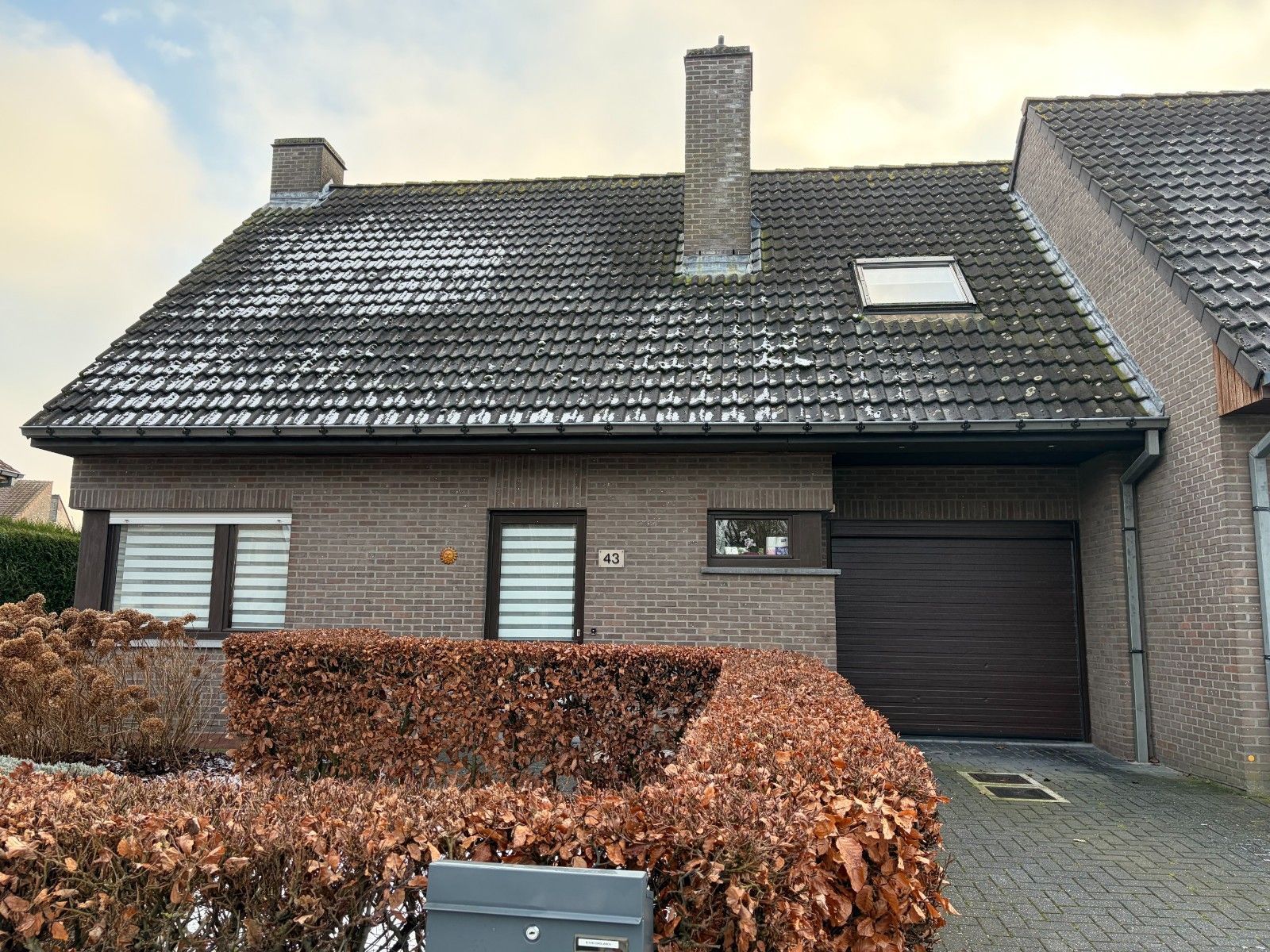 Ruime gezinswoning met 3 slaapkamers, grote tuin en garage foto {{pictureIndex}}