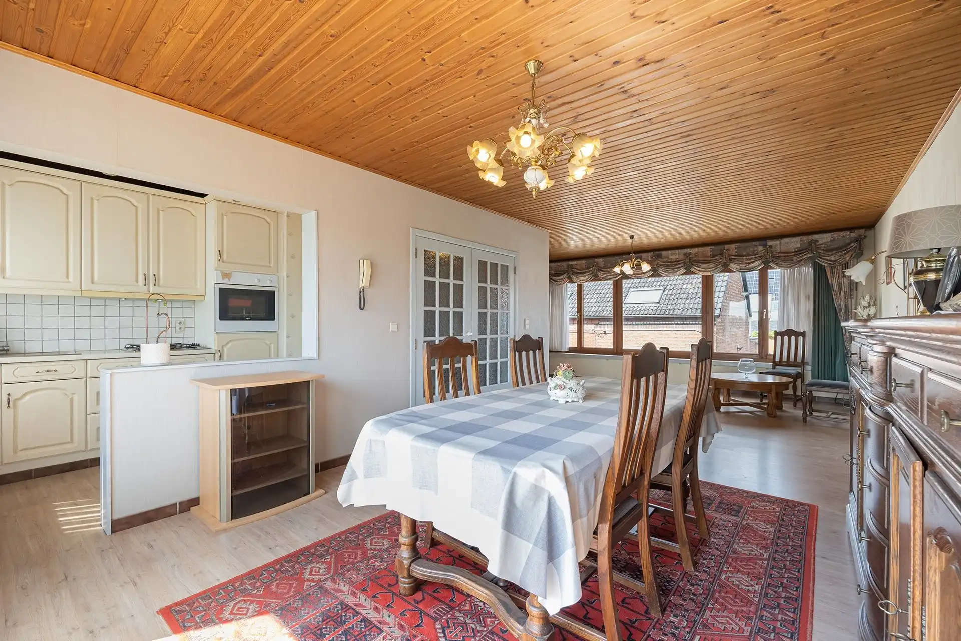 Op te frissen bel-étage woning met 3 slaapkamers en grote garage & tuin foto 7