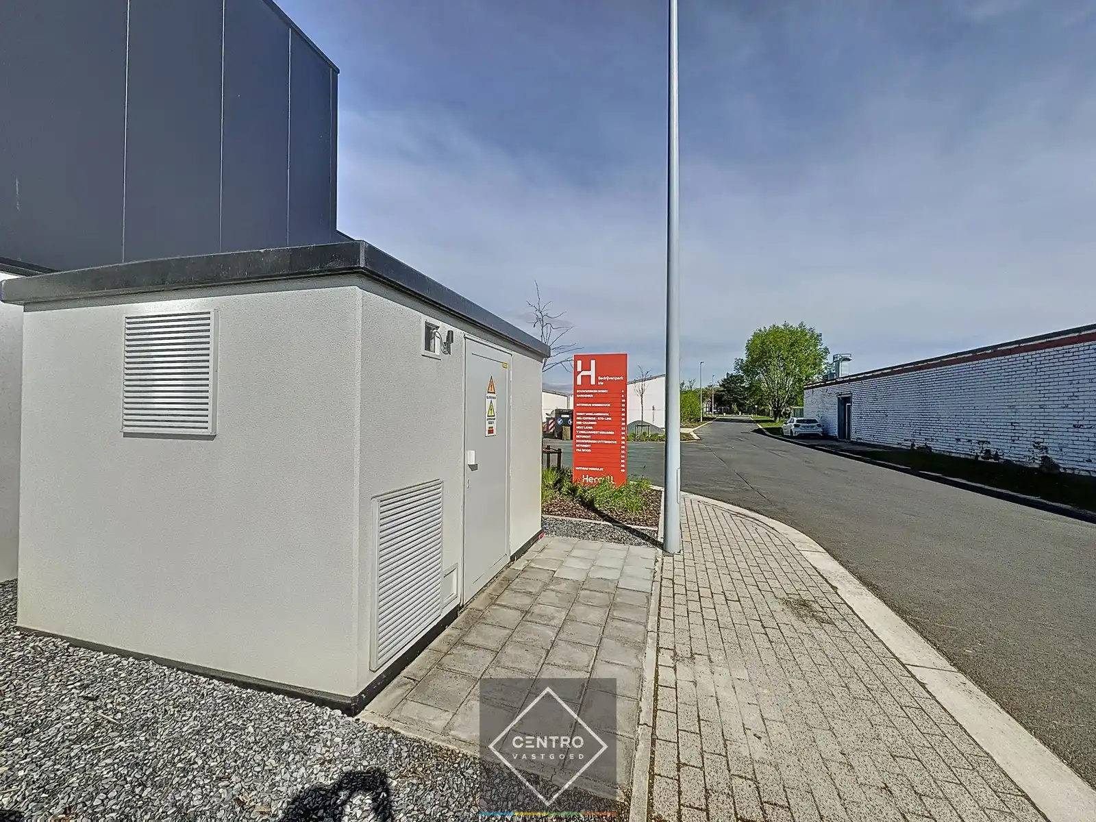 LOODS (132m²) voor OPSLAG inclusief private parkeerplaats voor de deur en vrije hoogte 6m op ambachtelijke zone te Ingelmunster. foto 4