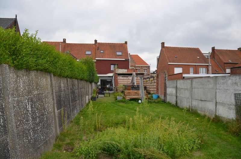Te koop te Moorslede : Verder af te werken  gezinswoning met 3 slaapkamers, inpandige garage,  zonnige diepe  tuin mét uitweg en dubbele garage, zonnepanelen. foto 7