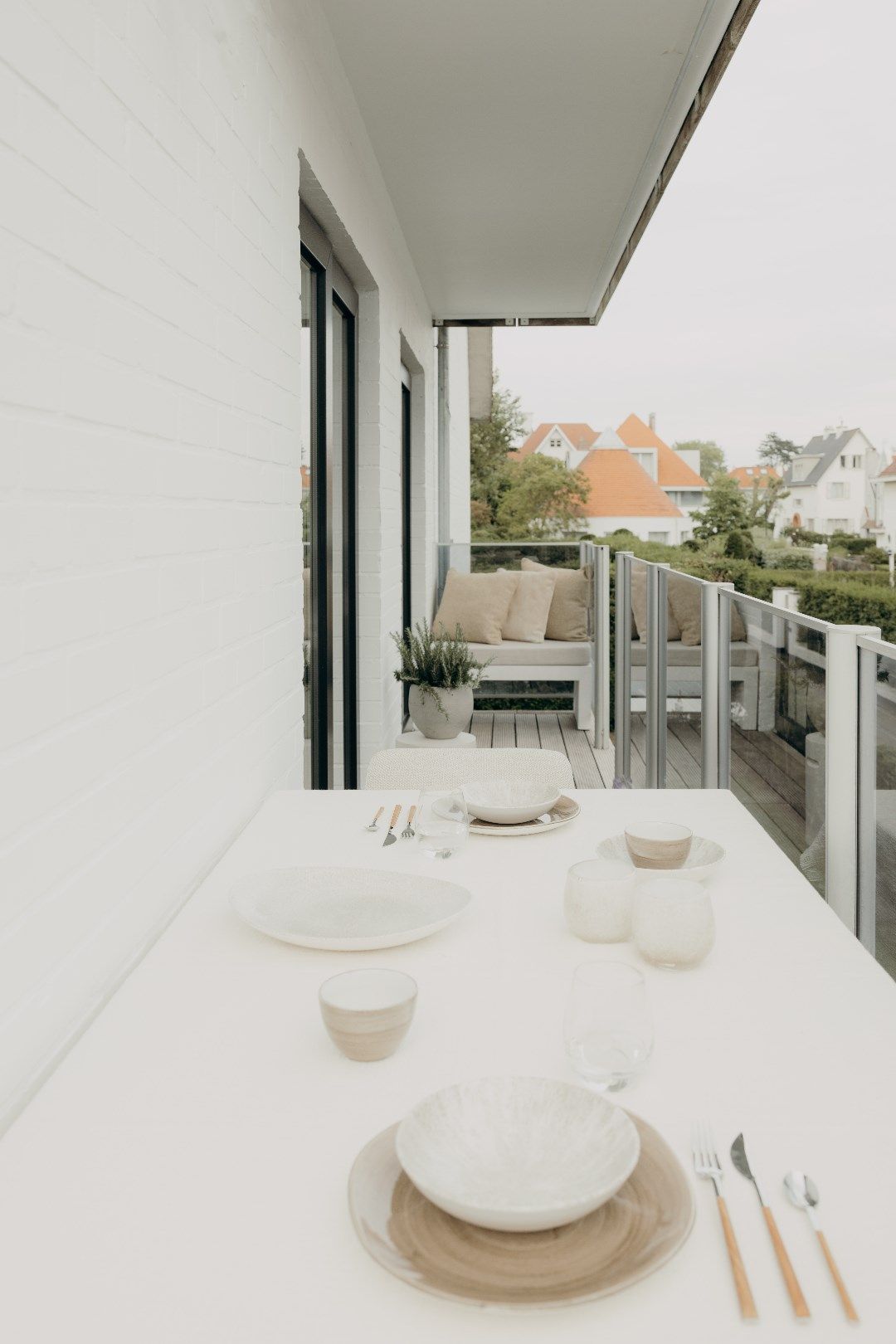 Prachtig vernieuwd appartement (130m²) met 3 volwaardige slaapkamers op 500meter van het strand te Duinbergen. Alle meubelen en kunstwerken zijn inbegrepen in d foto 2