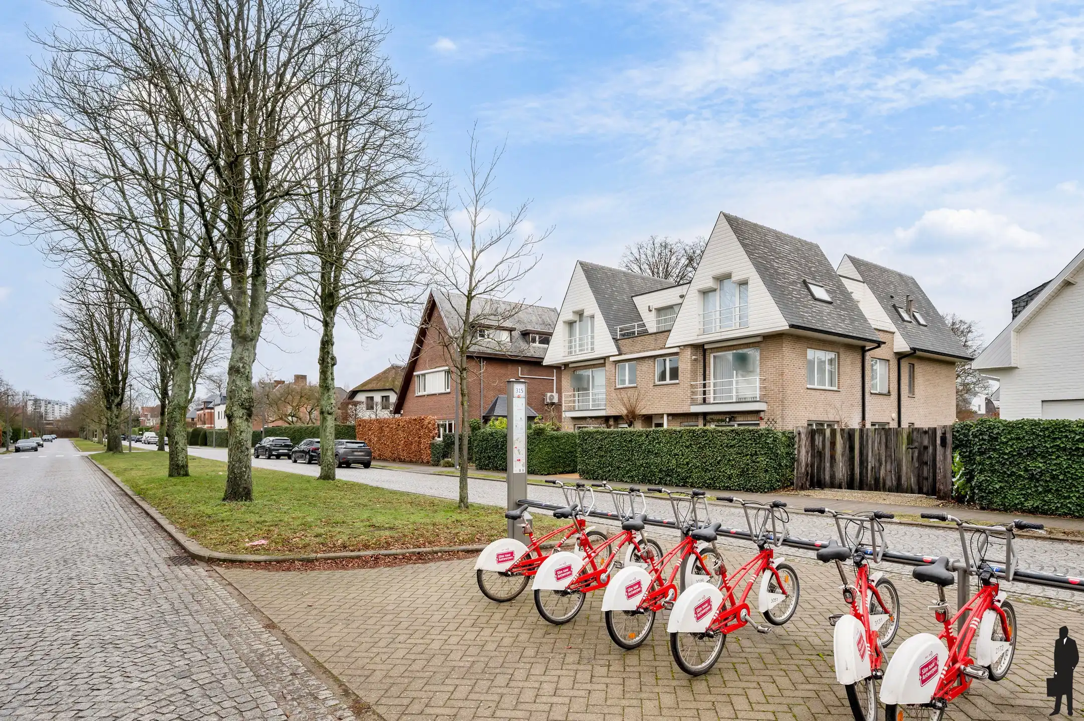 Ruim villa-appartement met 4 slaapkamers & garage foto 3